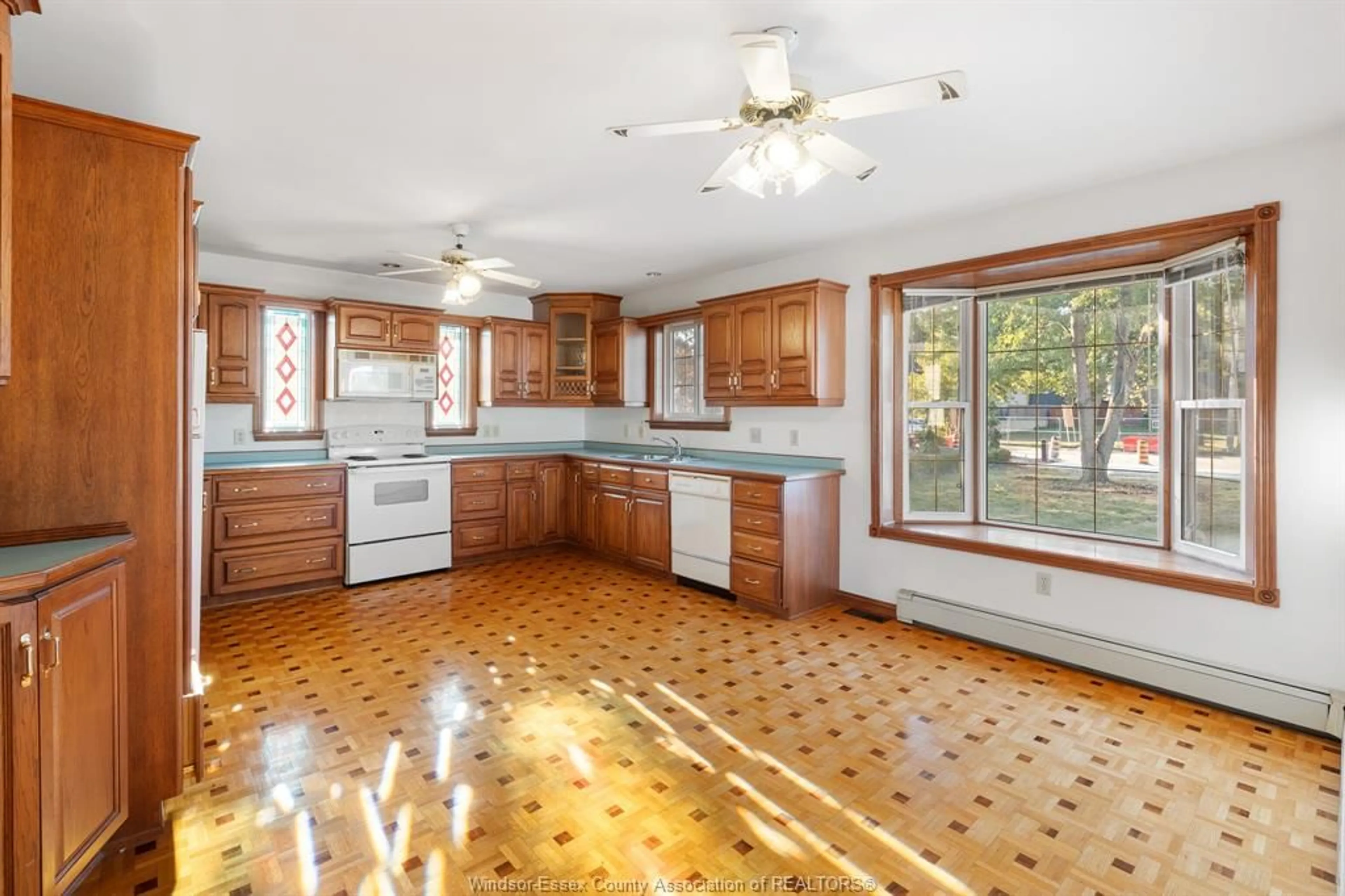 Open concept kitchen, ceramic/tile floor for 13918 RIVERSIDE Dr, Tecumseh Ontario N8N 1B6