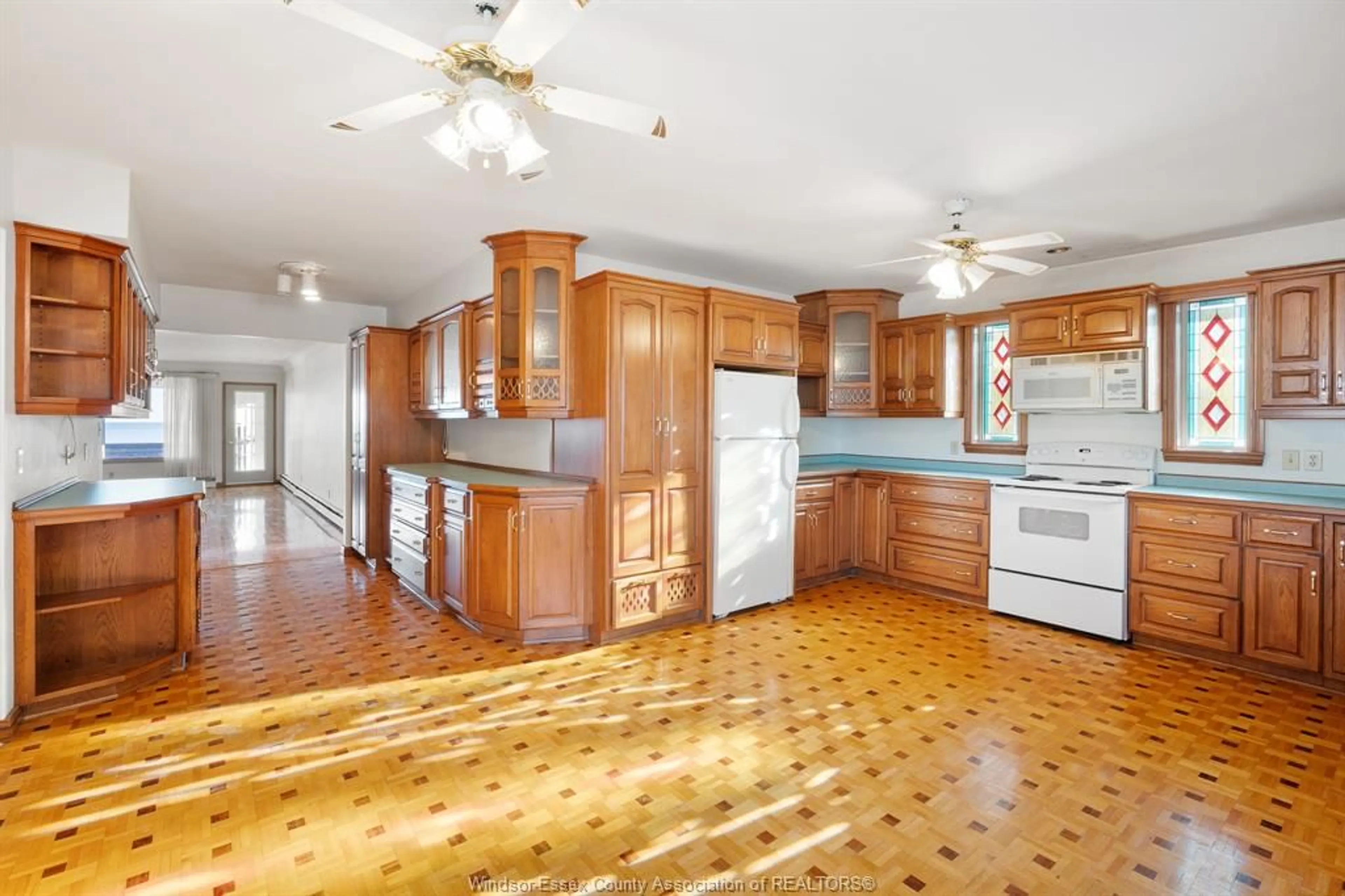 Open concept kitchen, unknown for 13918 RIVERSIDE Dr, Tecumseh Ontario N8N 1B6