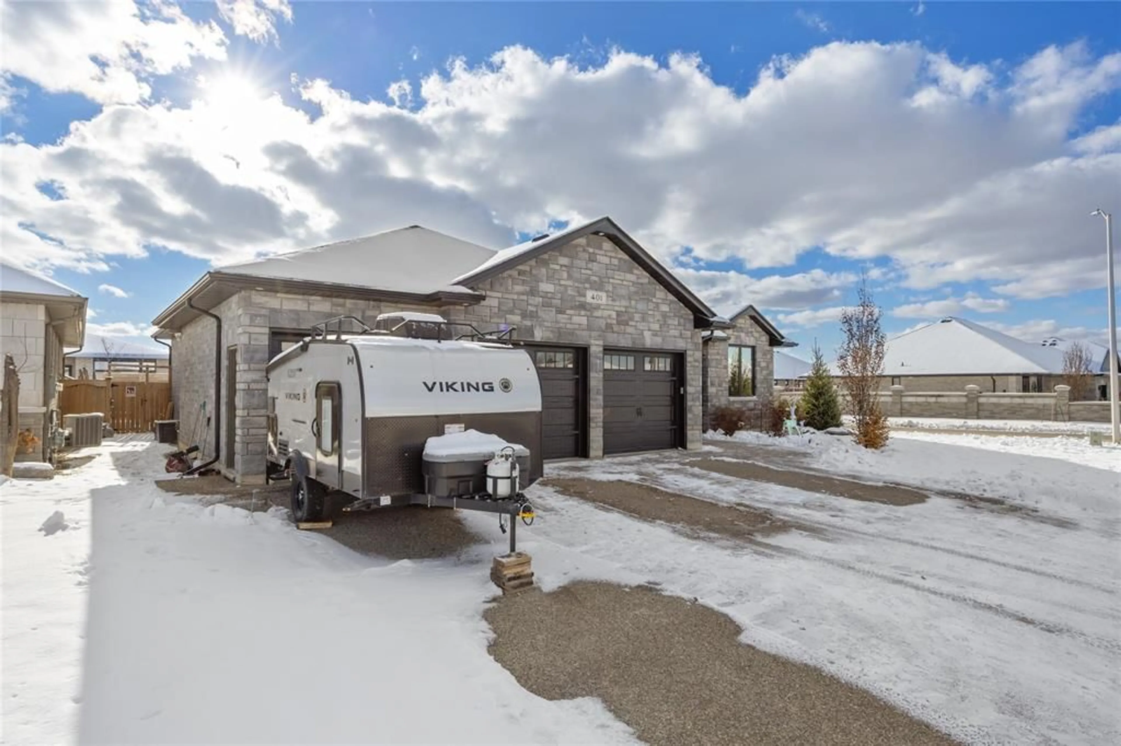 Indoor garage for 401 RODRIGUEZ Dr, Sarnia Ontario N7S 4M6