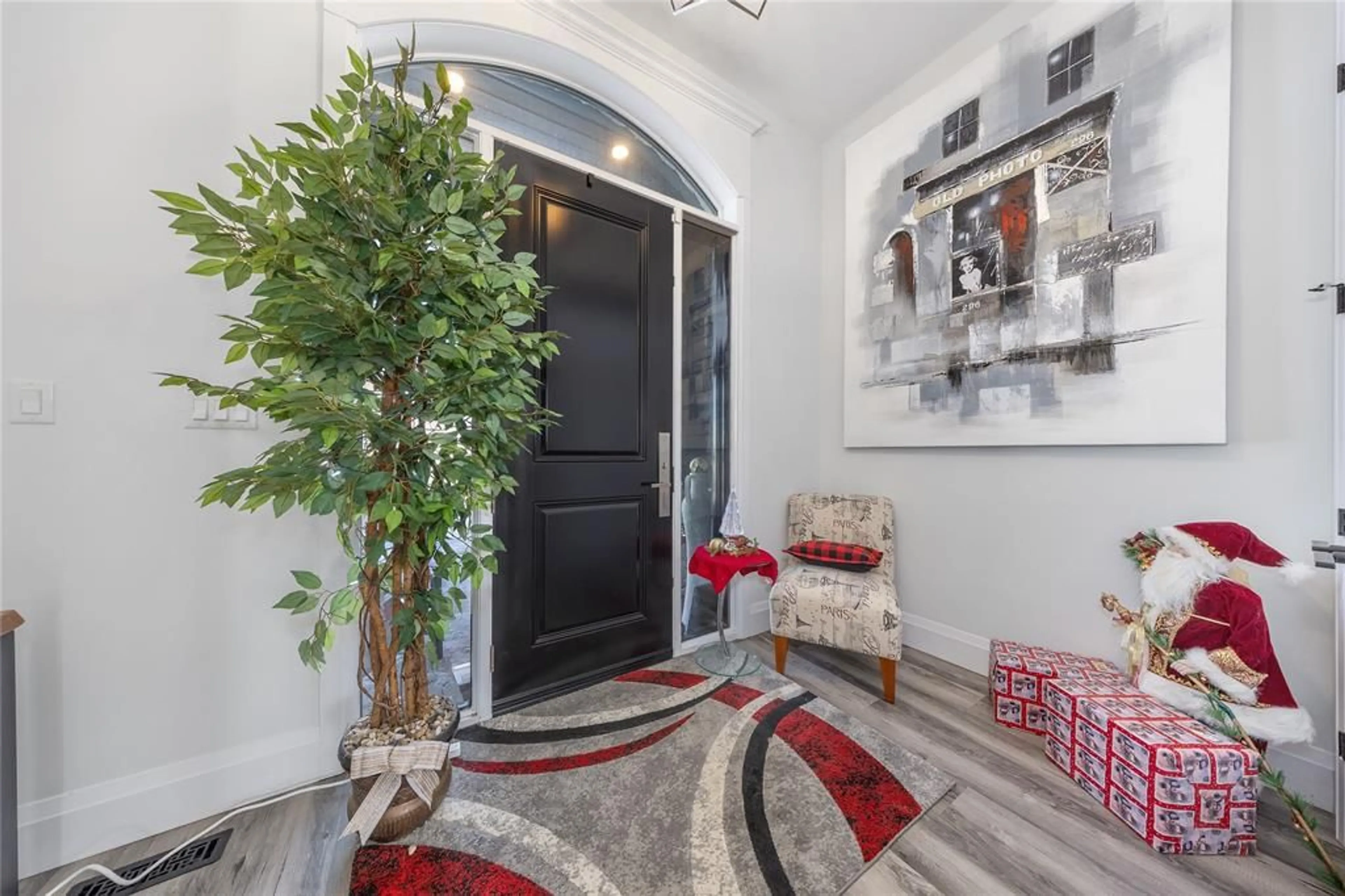 Indoor foyer for 401 RODRIGUEZ Dr, Sarnia Ontario N7S 4M6