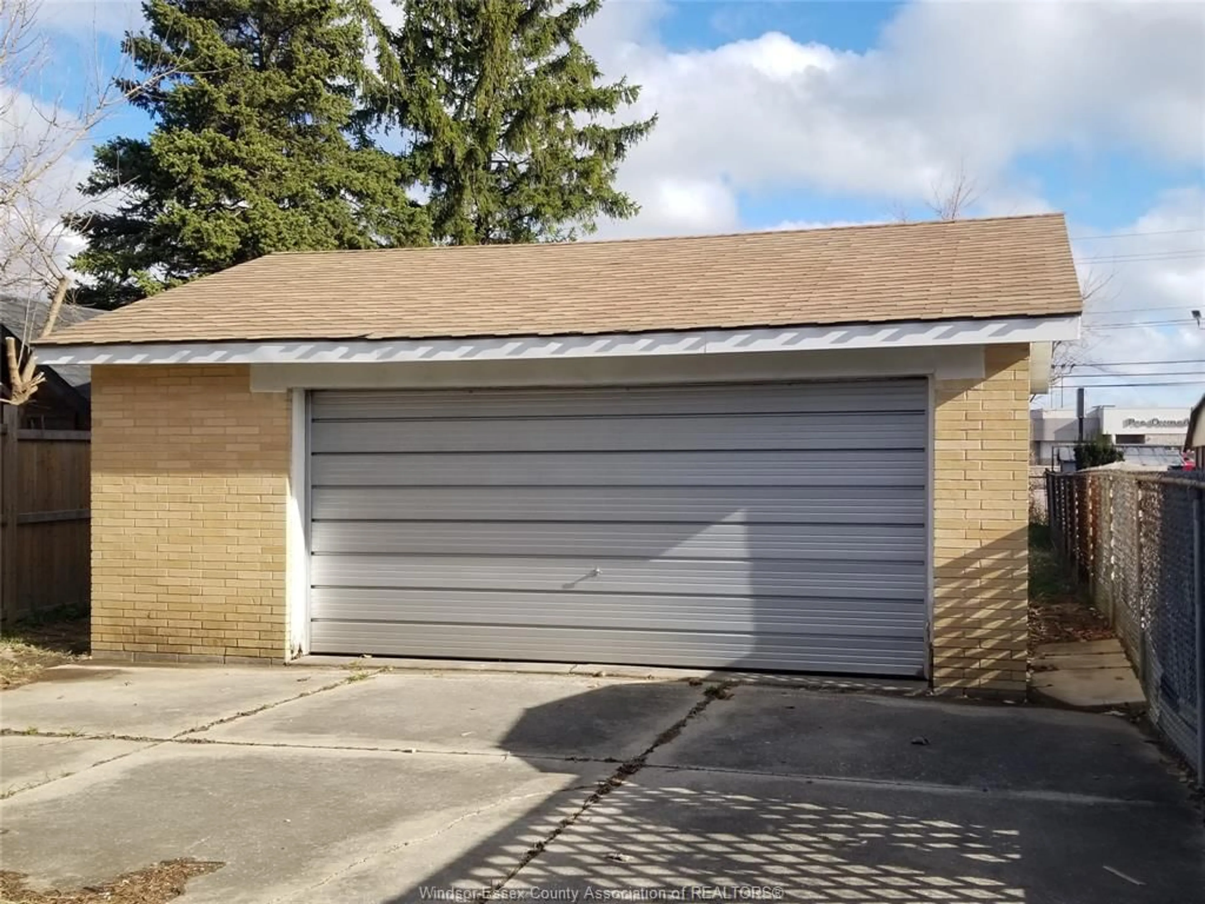 Indoor garage for 10390 SHENANDOAH, Windsor Ontario N8R 1B5