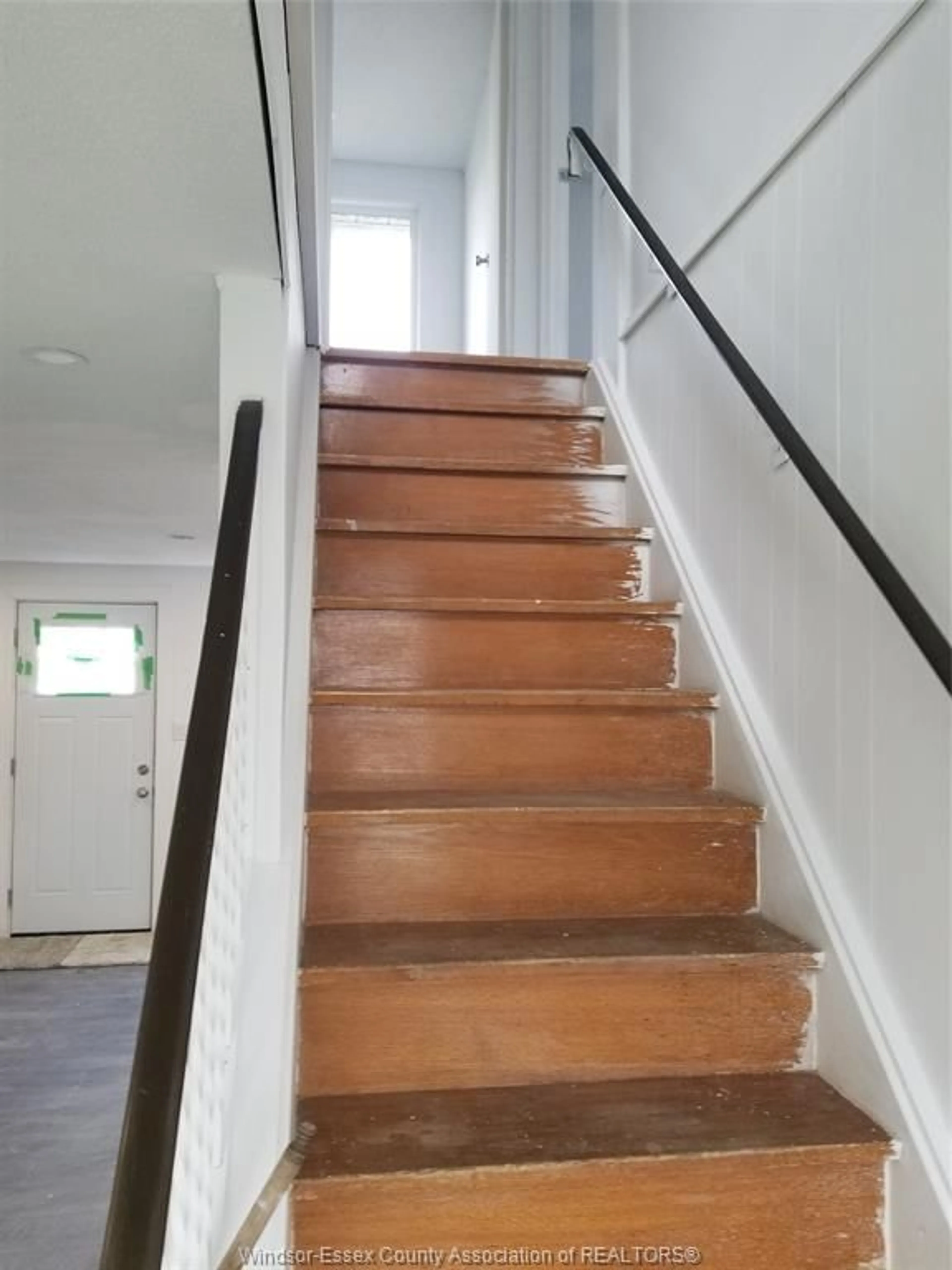 Stairs for 10390 SHENANDOAH, Windsor Ontario N8R 1B5