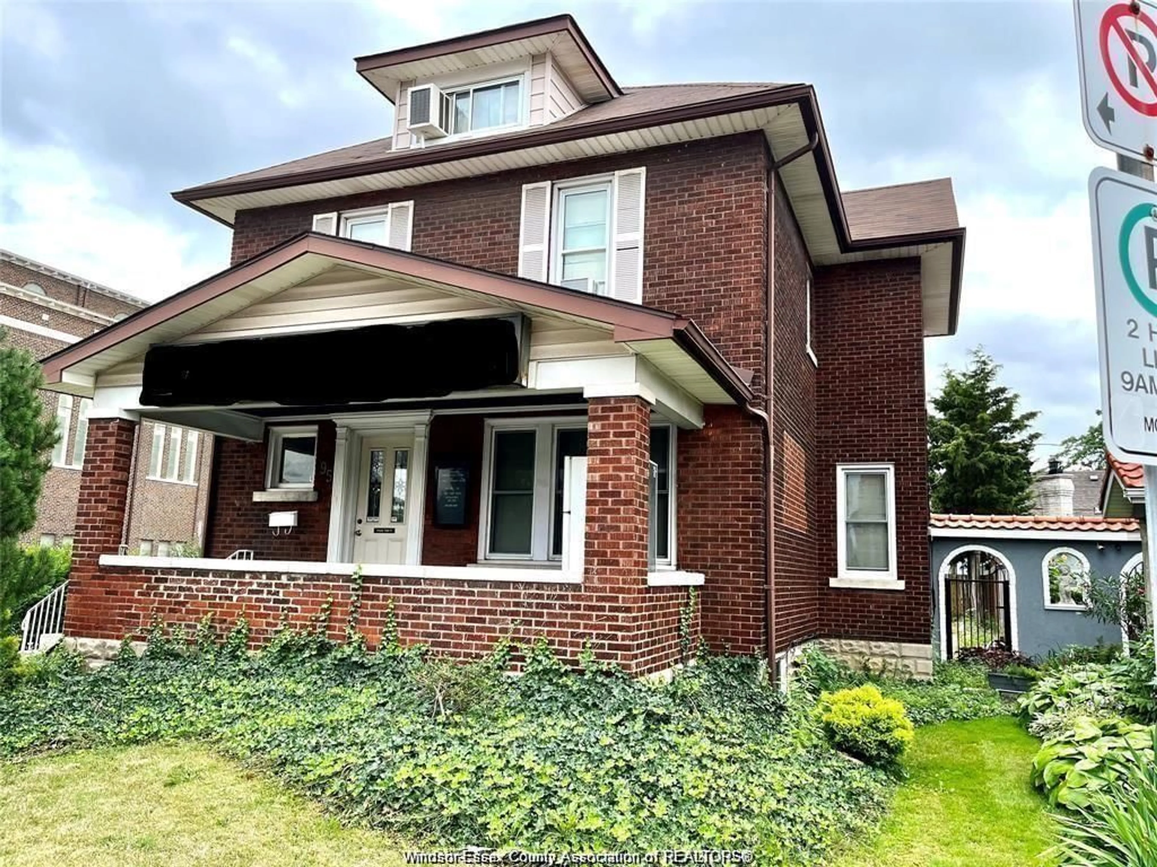 Home with brick exterior material, building for 95 GILES Blvd, Windsor Ontario N9A 4B8