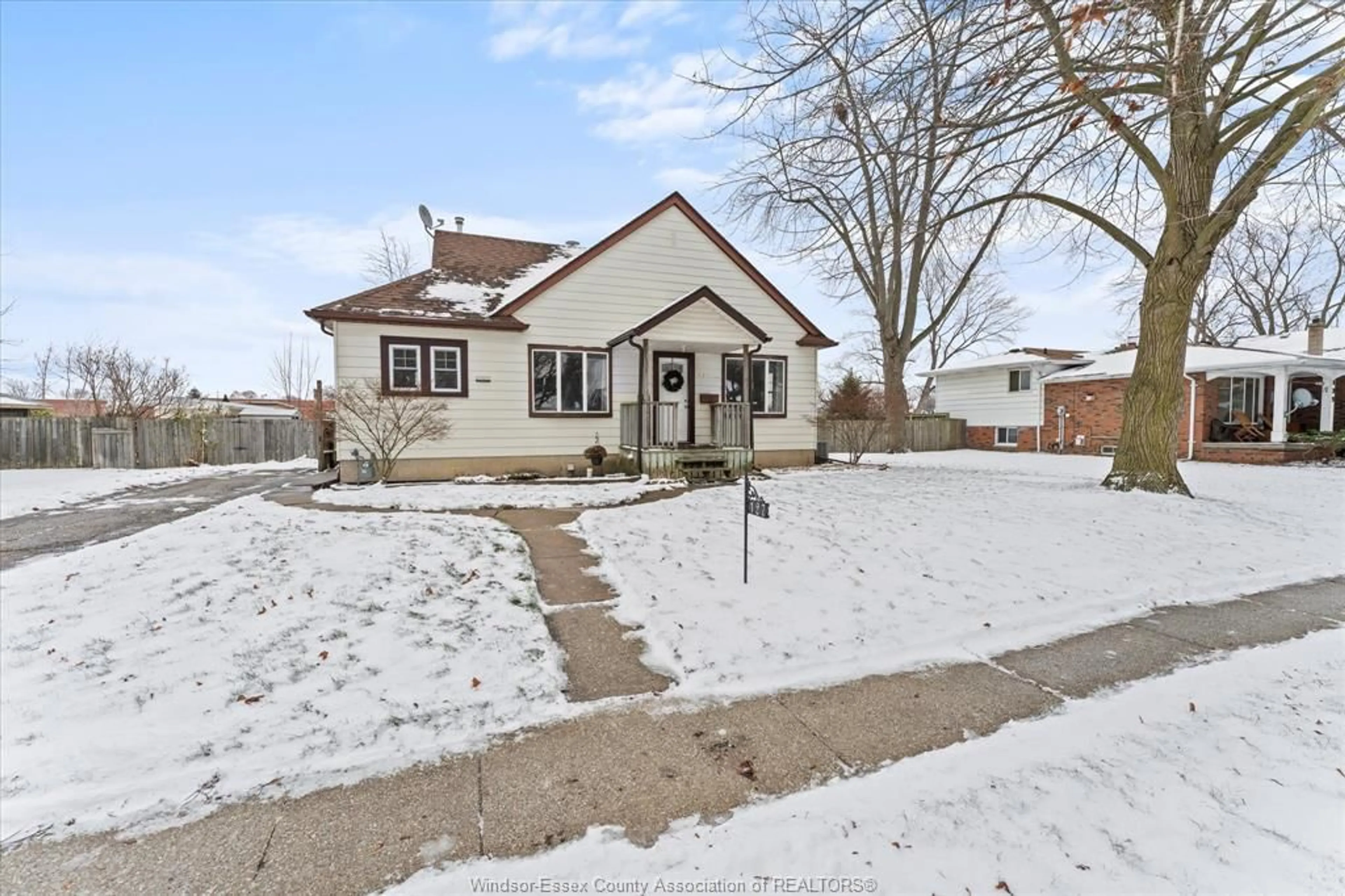 A pic from outside/outdoor area/front of a property/back of a property/a pic from drone, street for 127 BALACLAVA St, Amherstburg Ontario N9V 2G7