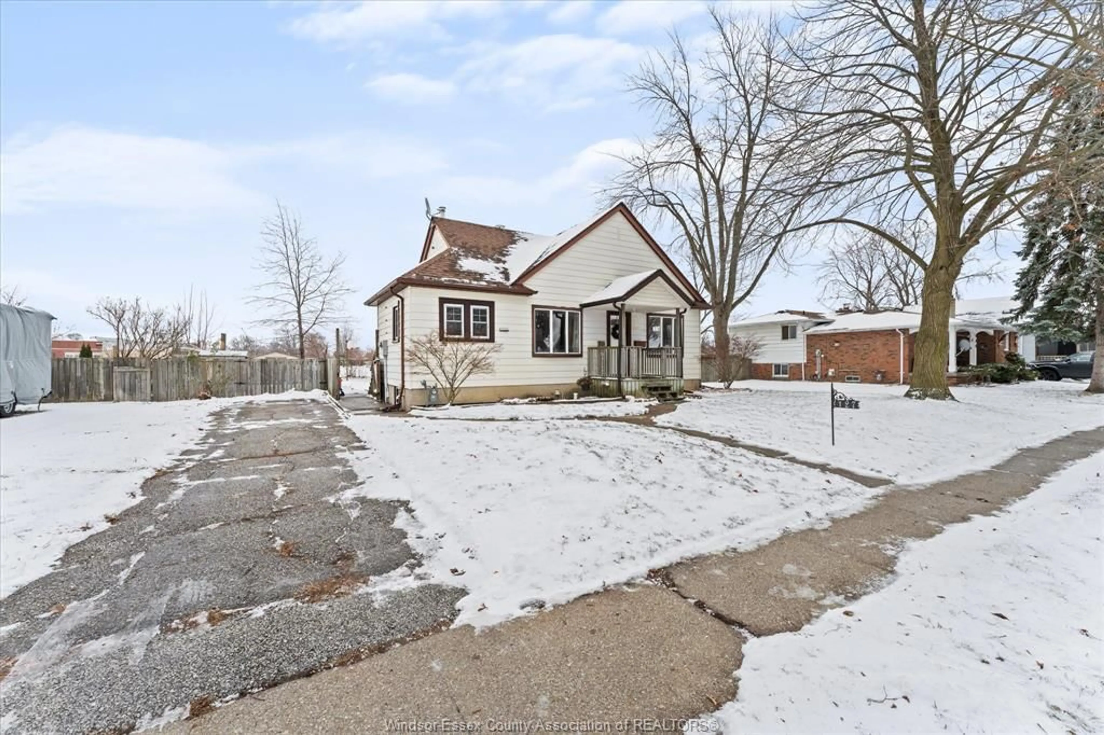 A pic from outside/outdoor area/front of a property/back of a property/a pic from drone, street for 127 BALACLAVA St, Amherstburg Ontario N9V 2G7