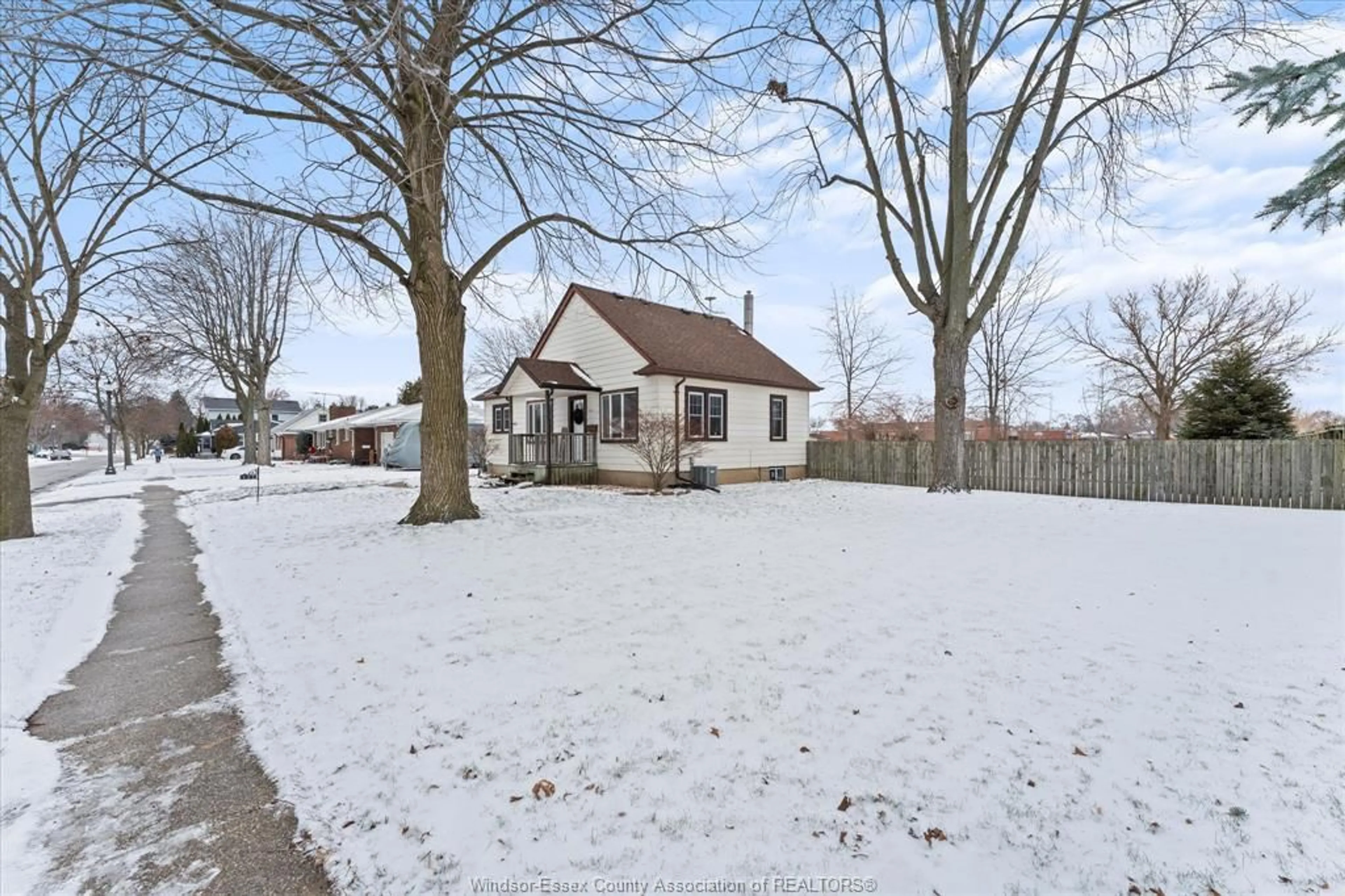 A pic from outside/outdoor area/front of a property/back of a property/a pic from drone, street for 127 BALACLAVA St, Amherstburg Ontario N9V 2G7
