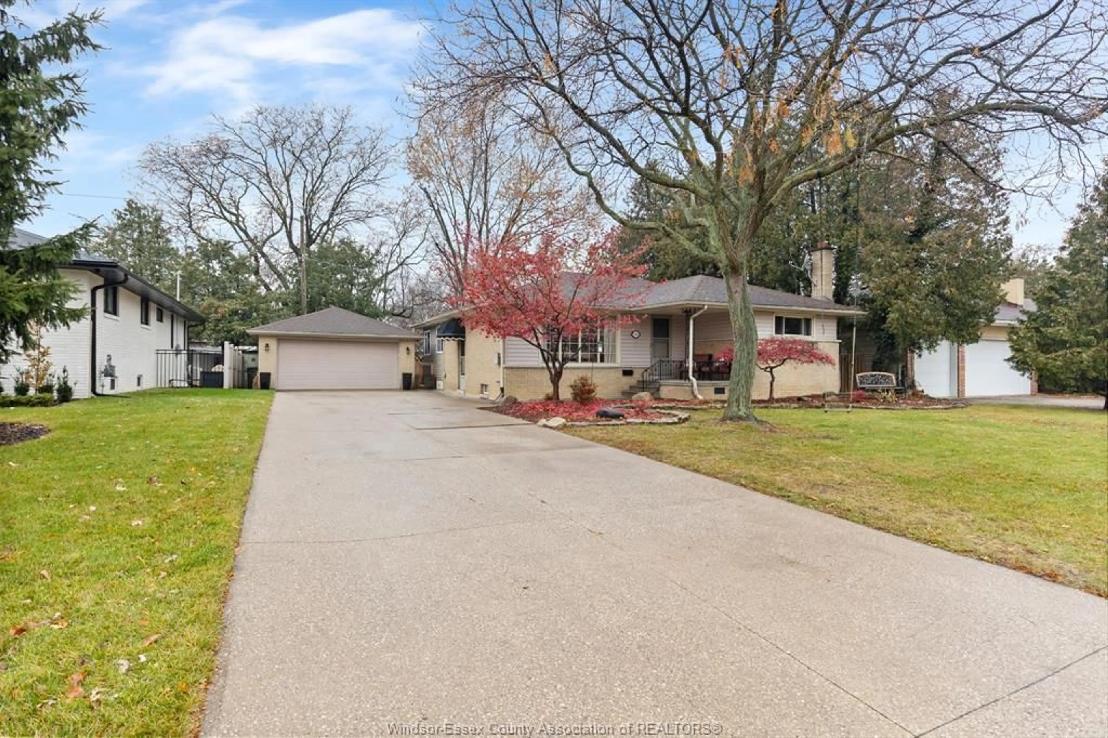 A pic from outside/outdoor area/front of a property/back of a property/a pic from drone, street for 2701 CURRY, Windsor Ontario N9E 2S6