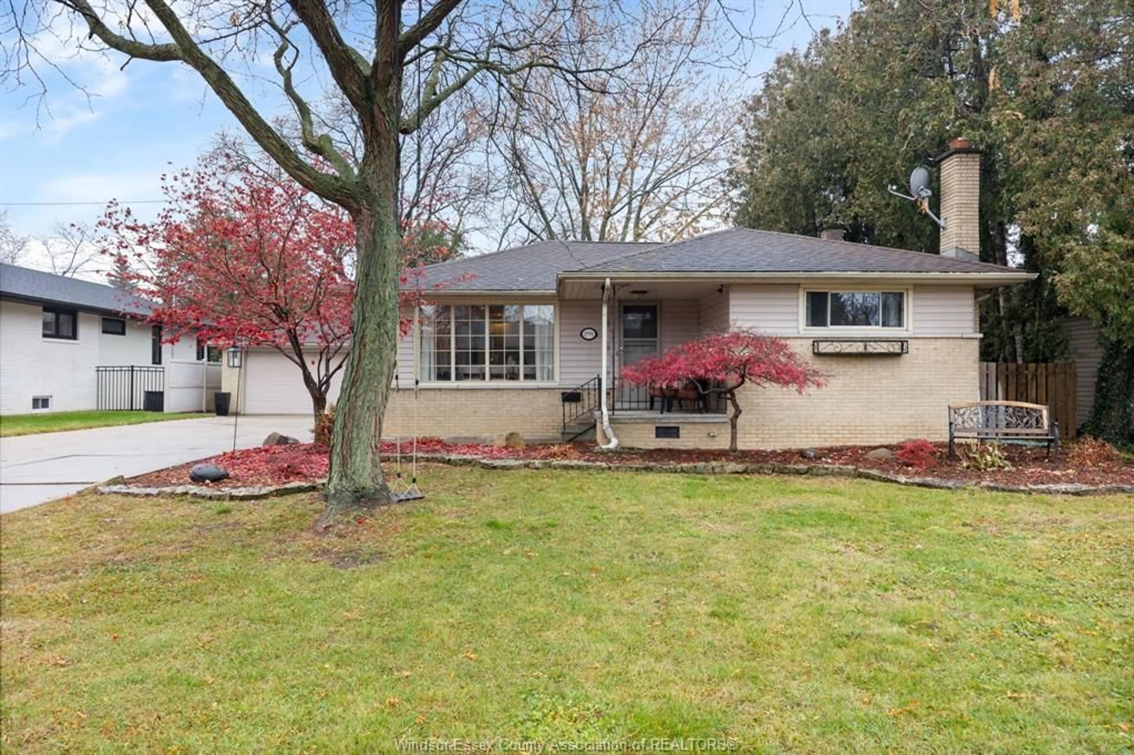 Home with vinyl exterior material, street for 2701 CURRY, Windsor Ontario N9E 2S6