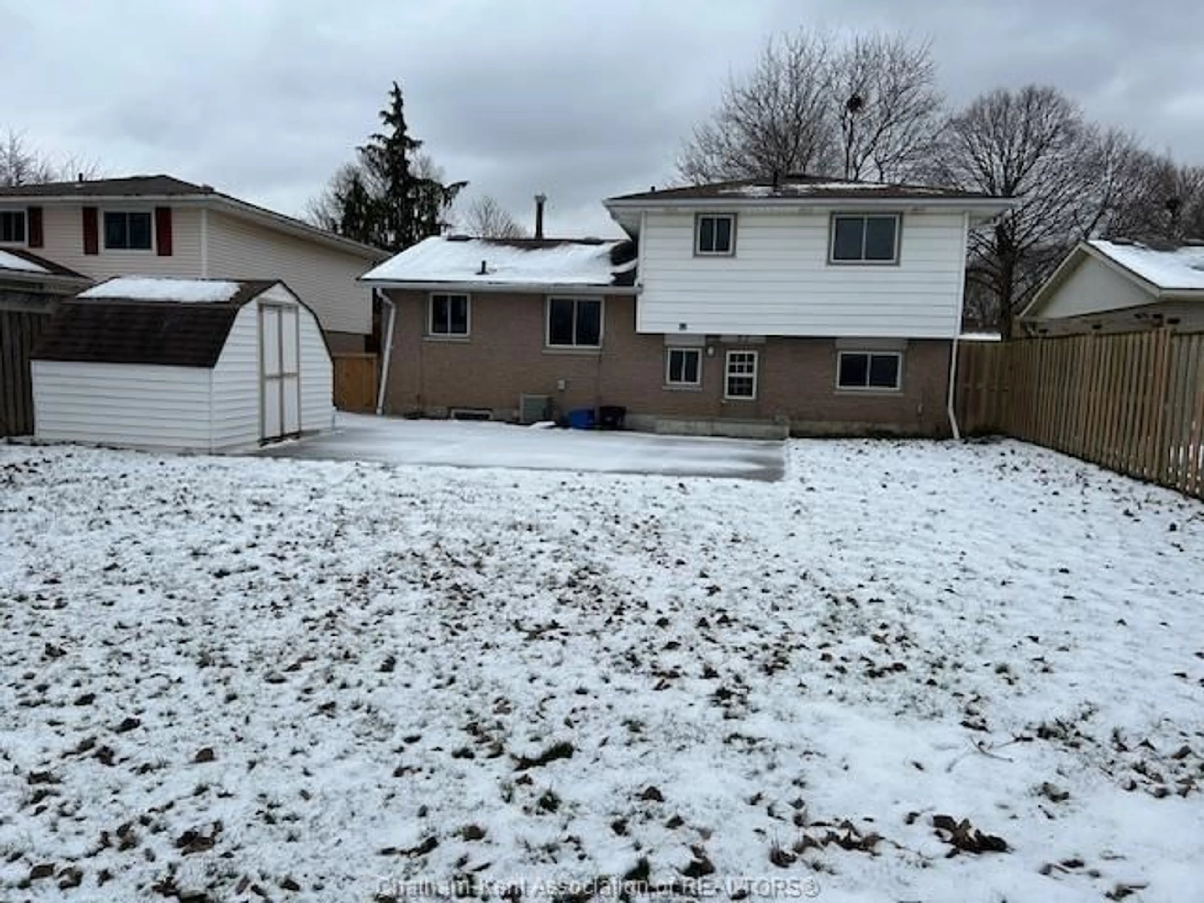 A pic from outside/outdoor area/front of a property/back of a property/a pic from drone, street for 52 Whippoorwill Cres, Chatham Ontario N7L 4A3