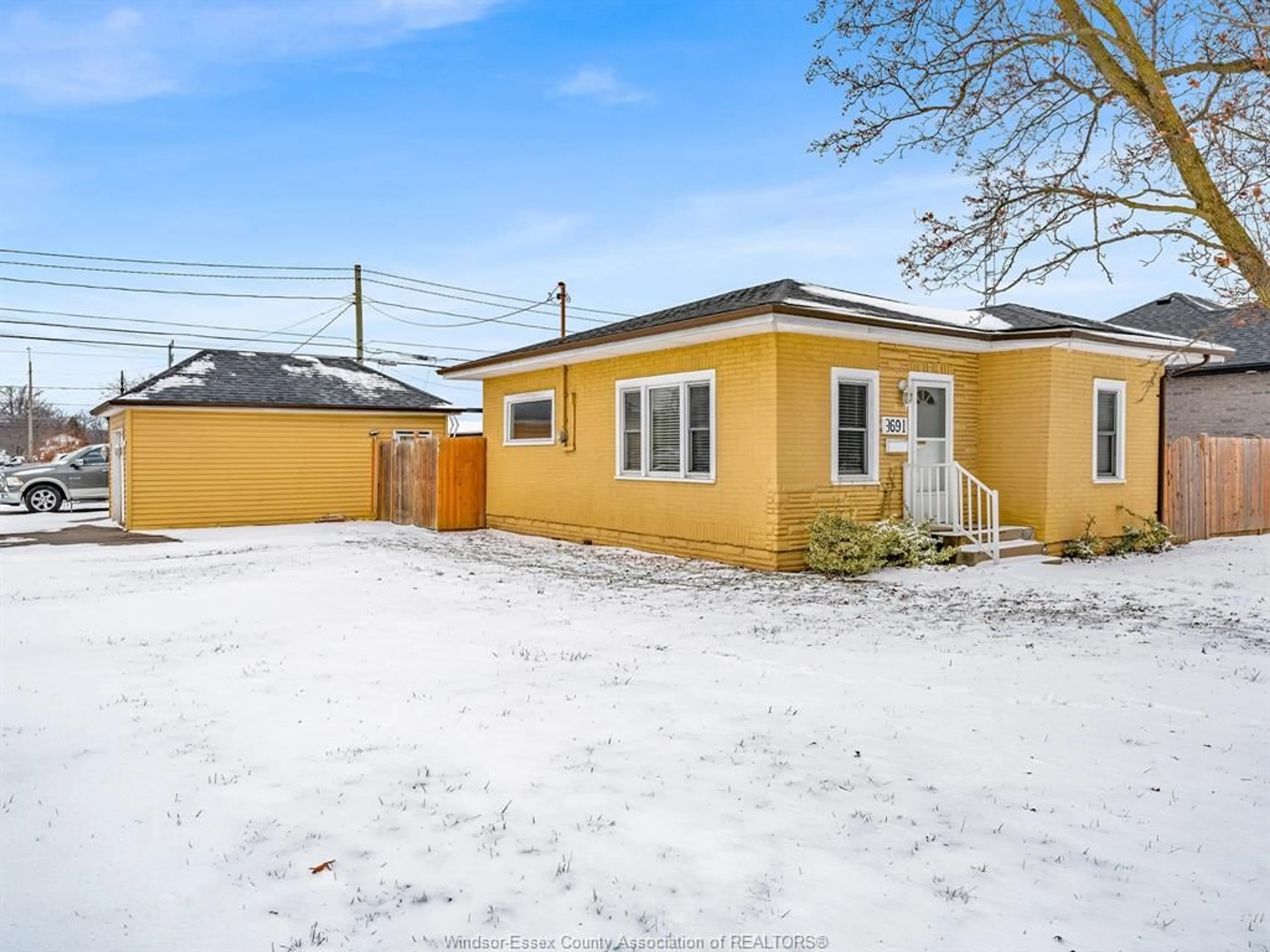 A pic from outside/outdoor area/front of a property/back of a property/a pic from drone, street for 3691 RIBERDY Rd, Windsor Ontario N9W 3V9