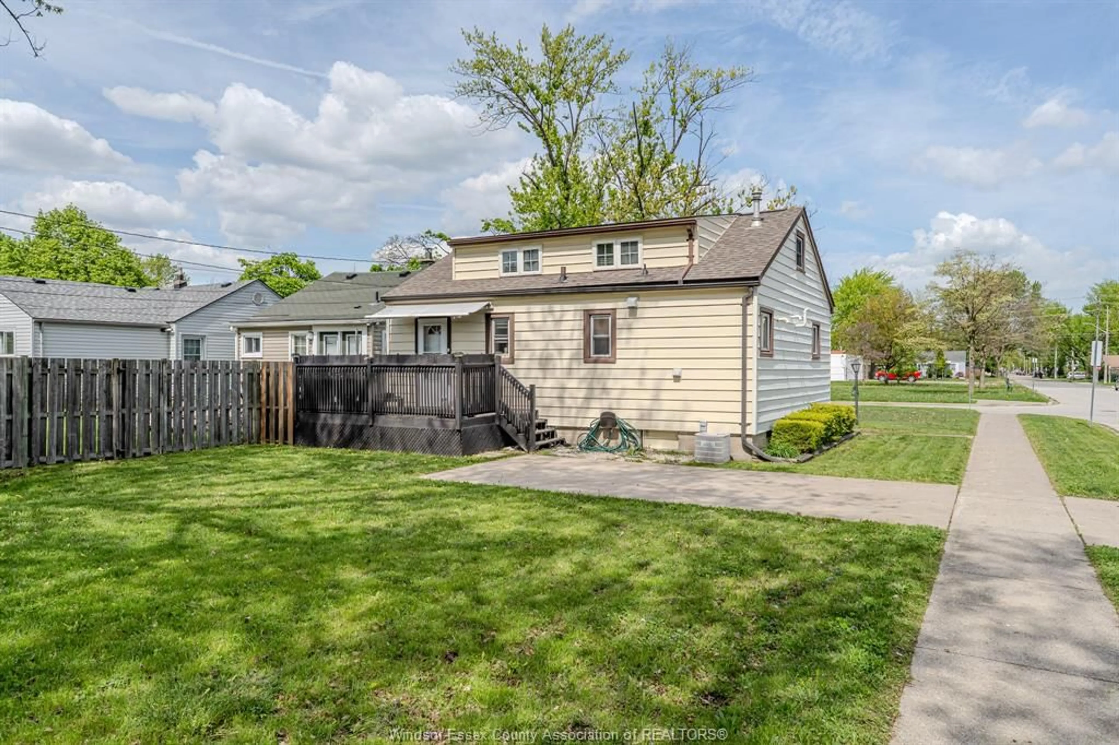 Unknown for 2297 PARENT, Windsor Ontario N8W 2E4