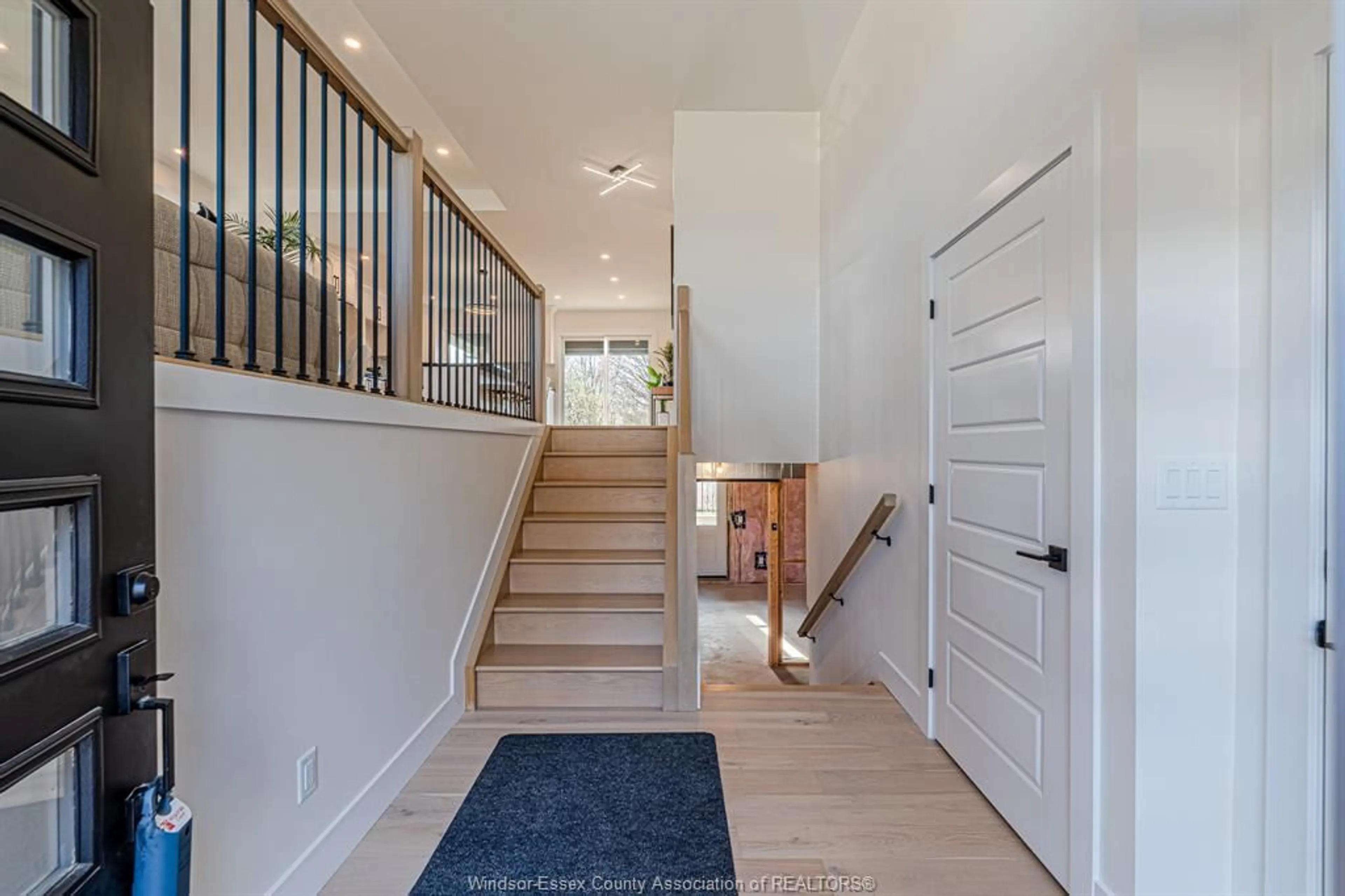 Indoor entryway for 2588 MAYFAIR, LaSalle Ontario N9J 2M6