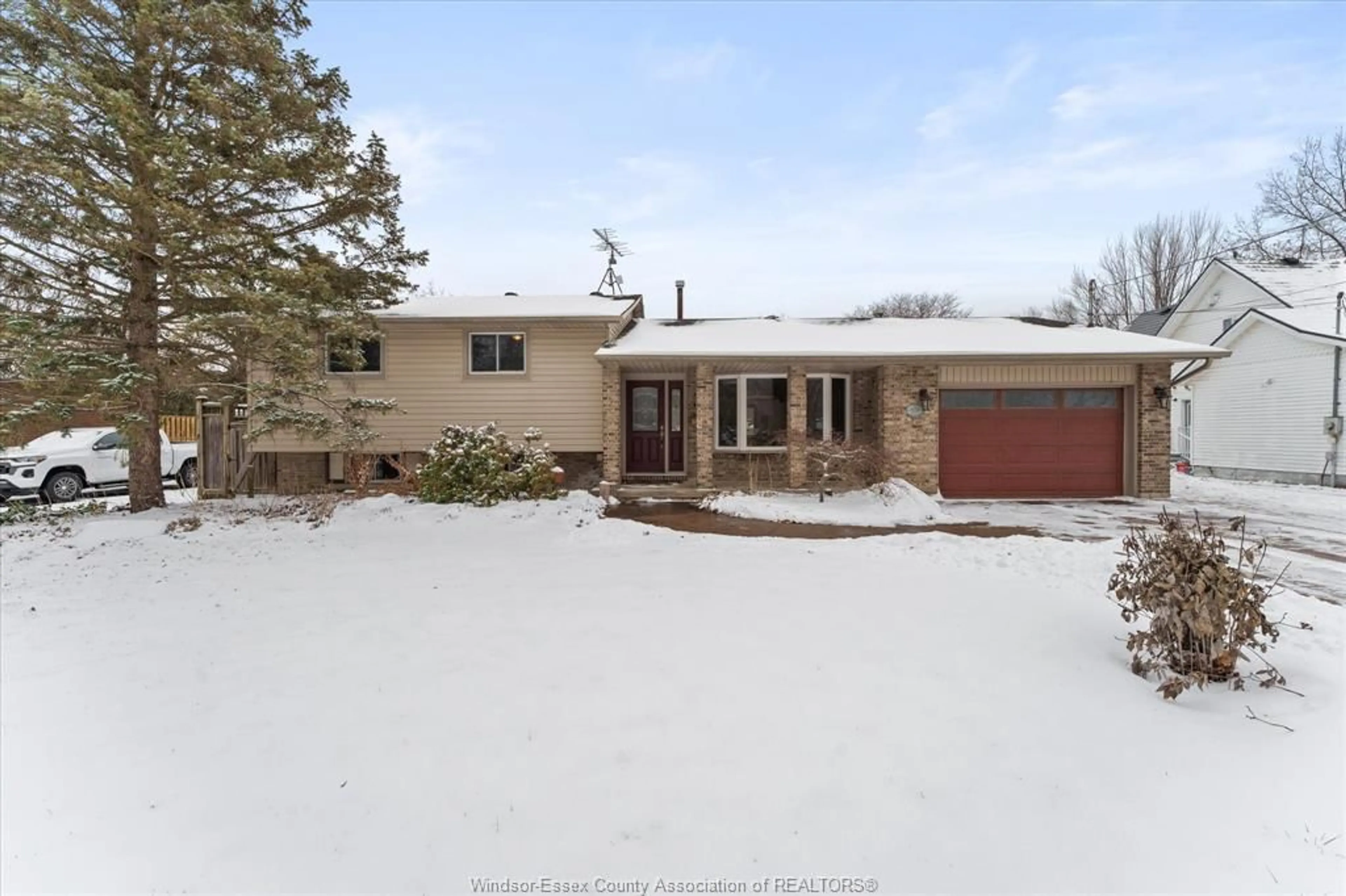 A pic from outside/outdoor area/front of a property/back of a property/a pic from drone, street for 1935 CANARD Dr, LaSalle Ontario N9J 2S7