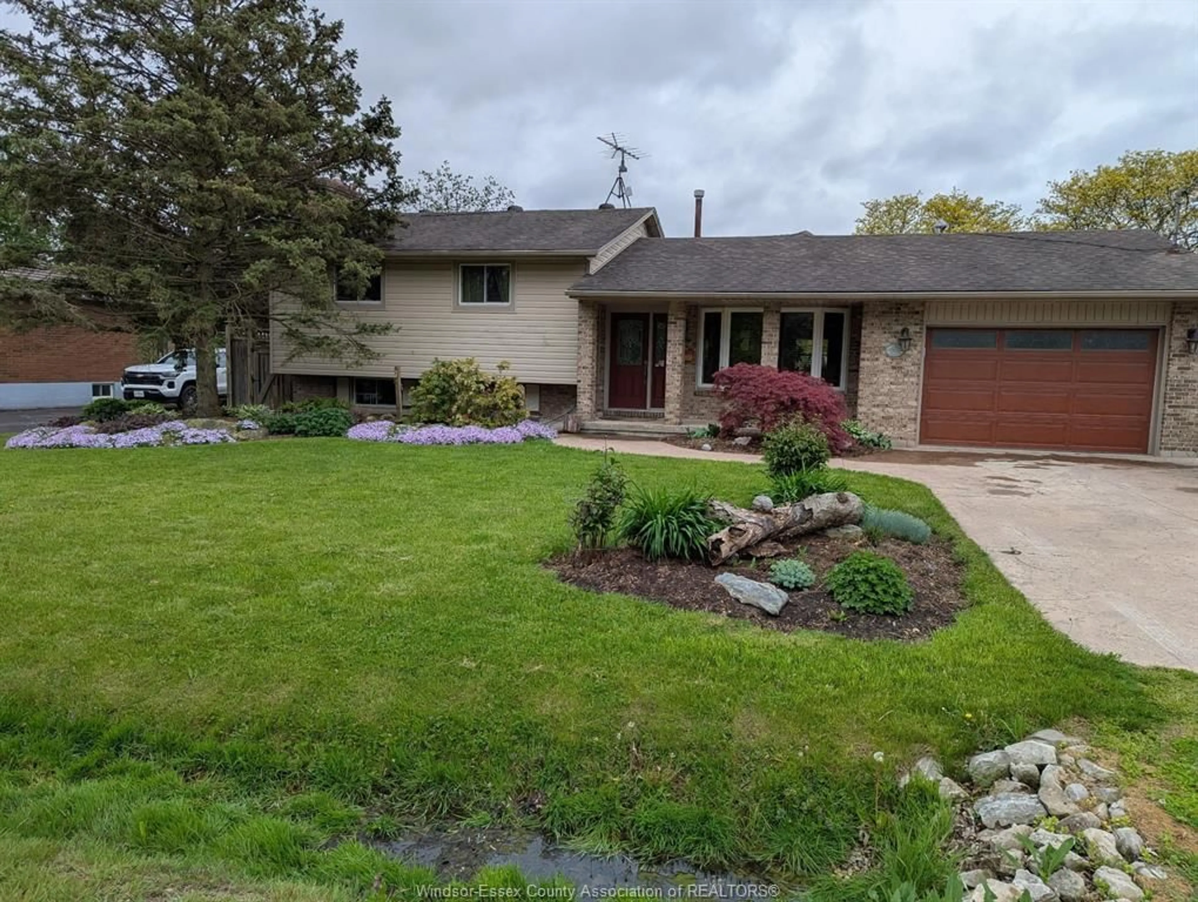 A pic from outside/outdoor area/front of a property/back of a property/a pic from drone, street for 1935 CANARD Dr, LaSalle Ontario N9J 2S7