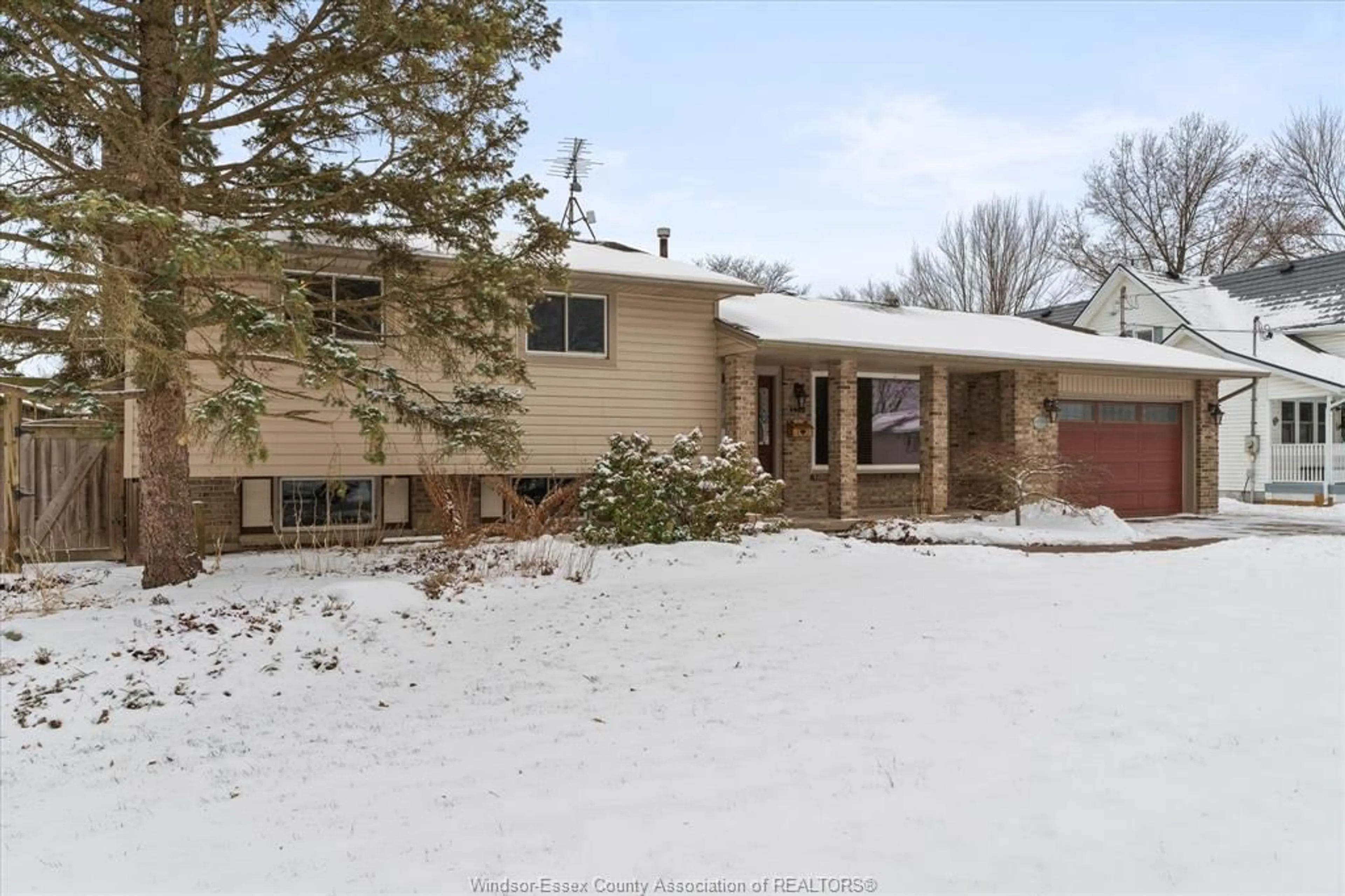 Unknown for 1935 CANARD Dr, LaSalle Ontario N9J 2S7