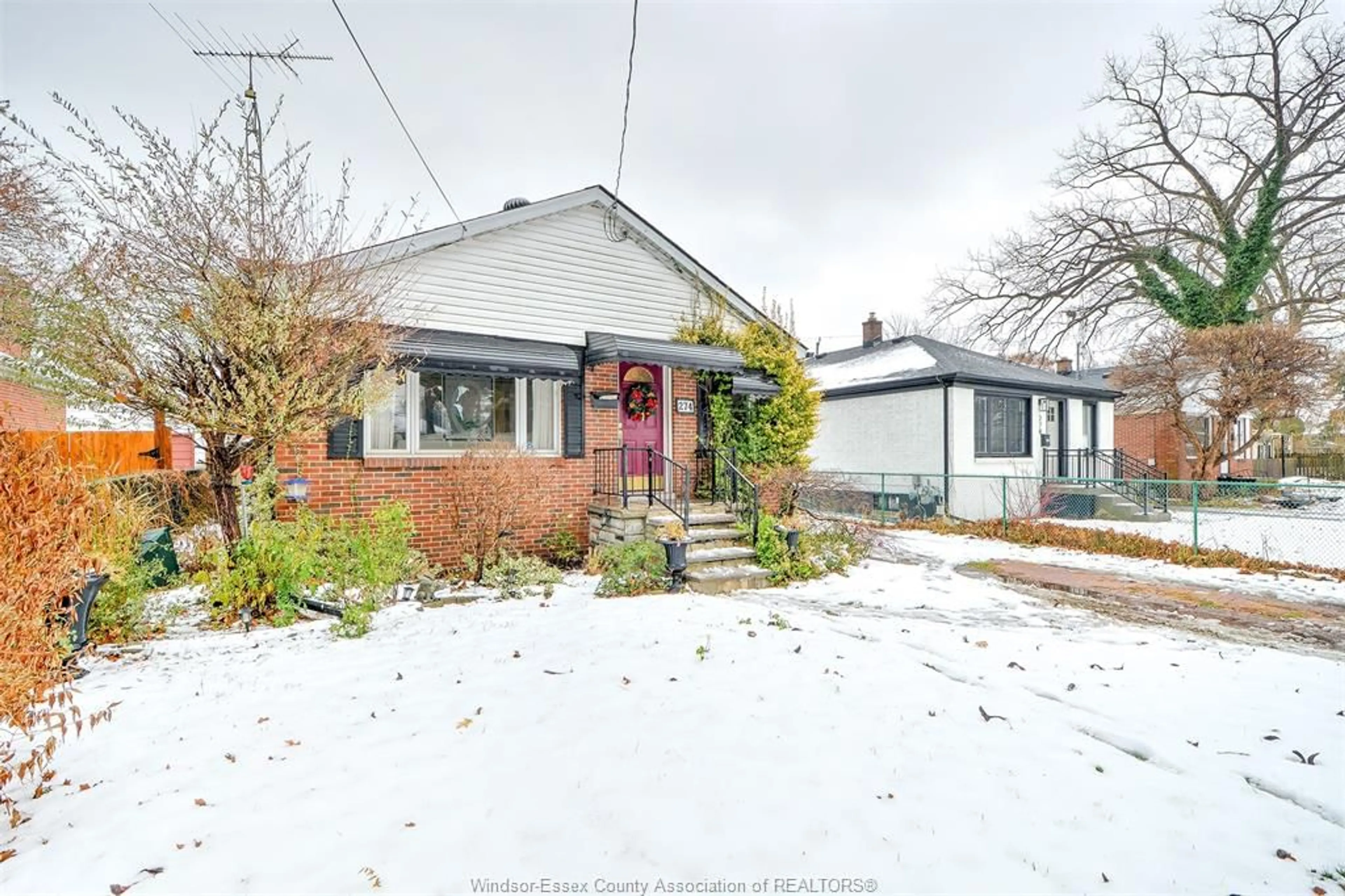 A pic from outside/outdoor area/front of a property/back of a property/a pic from drone, street for 274 St Paul Ave, Windsor Ontario N8S 3K8