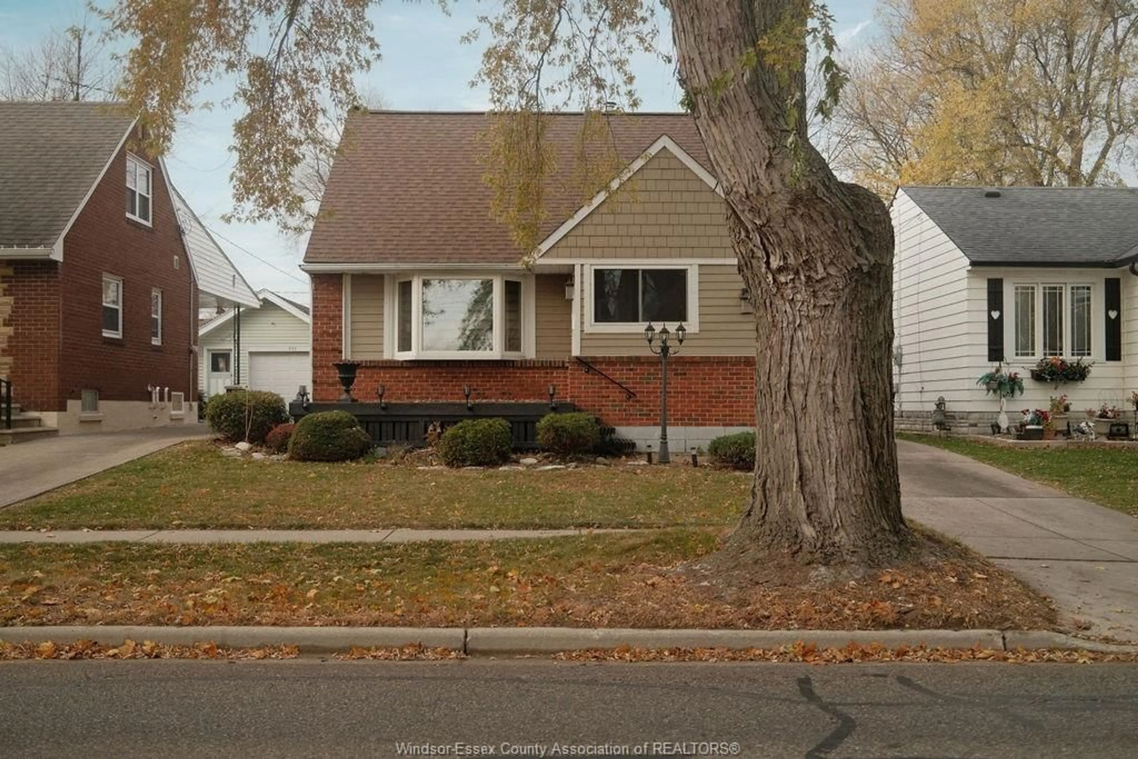 Home with vinyl exterior material, street for 929 JEFFERSON, Windsor Ontario N8S 2P9