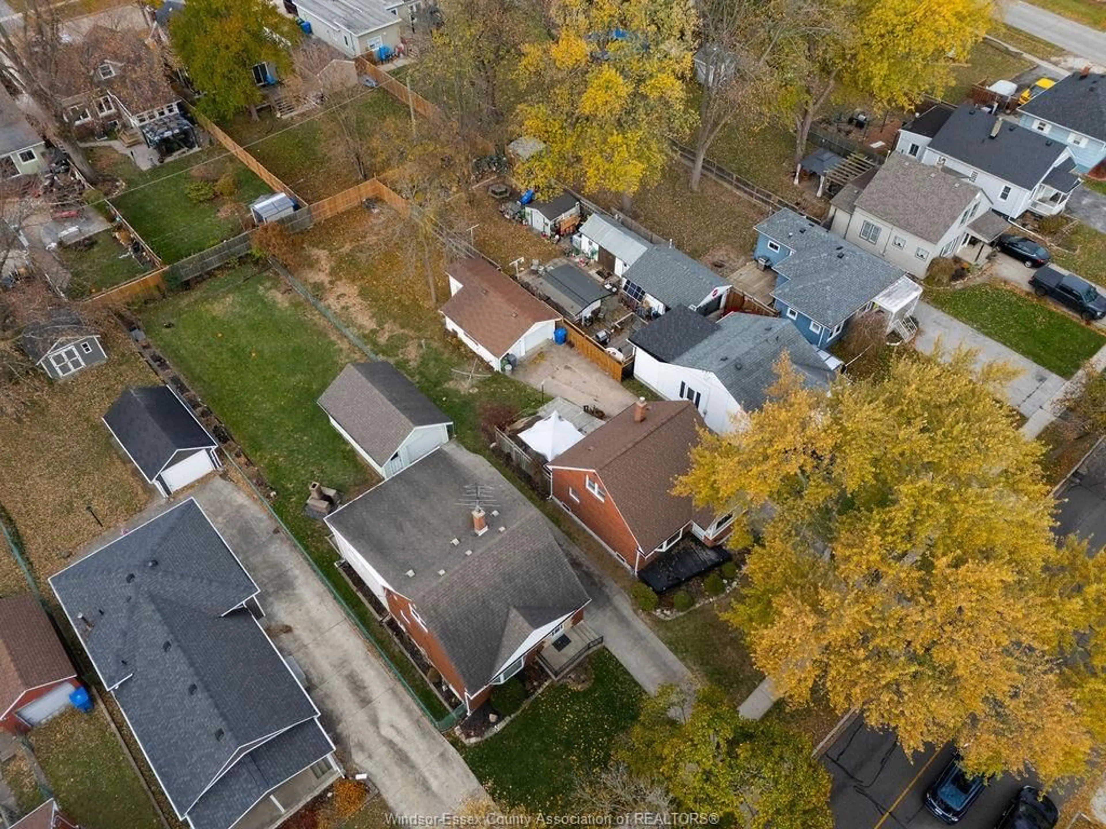 A pic from outside/outdoor area/front of a property/back of a property/a pic from drone, street for 929 JEFFERSON, Windsor Ontario N8S 2P9
