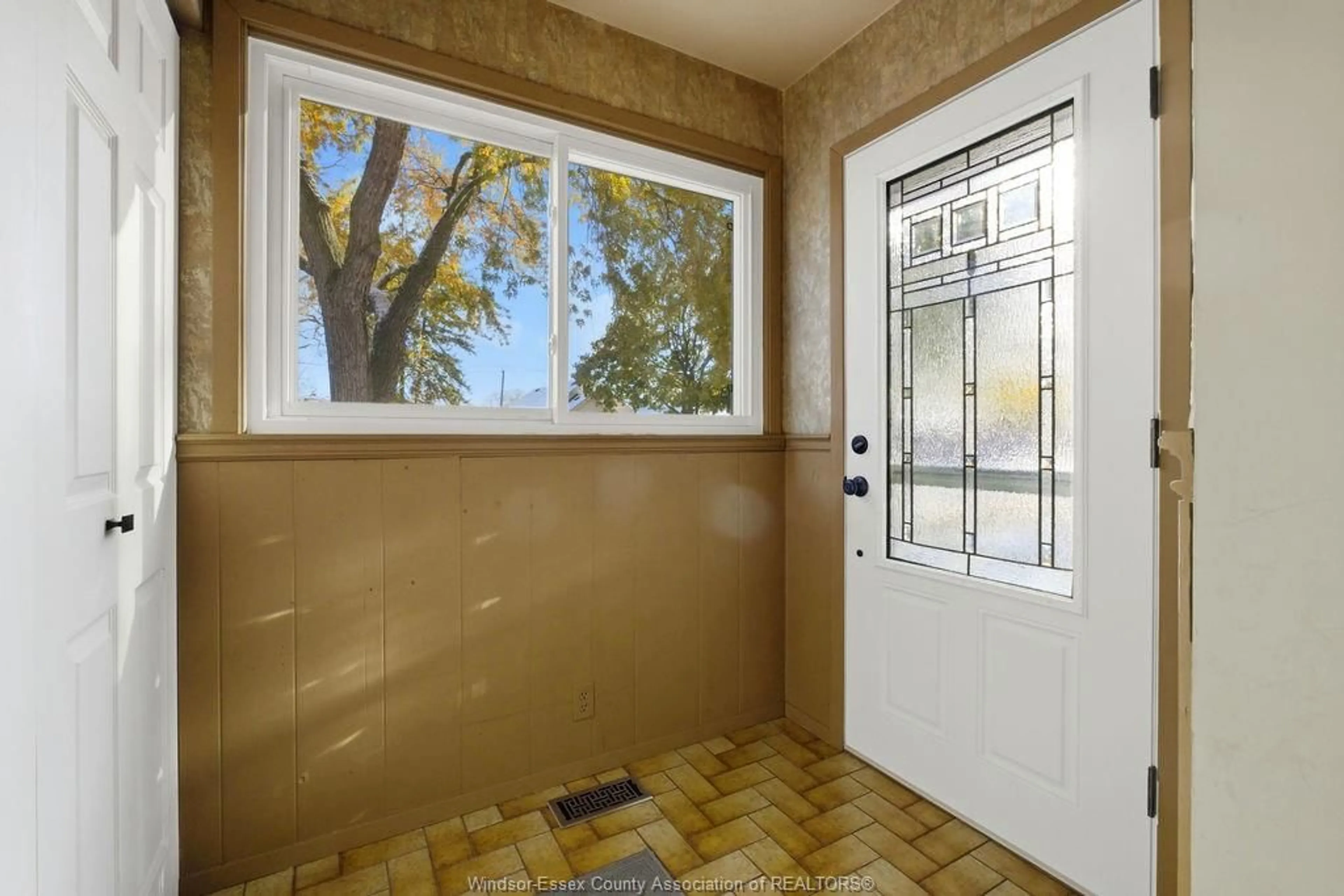 Indoor entryway for 929 JEFFERSON, Windsor Ontario N8S 2P9