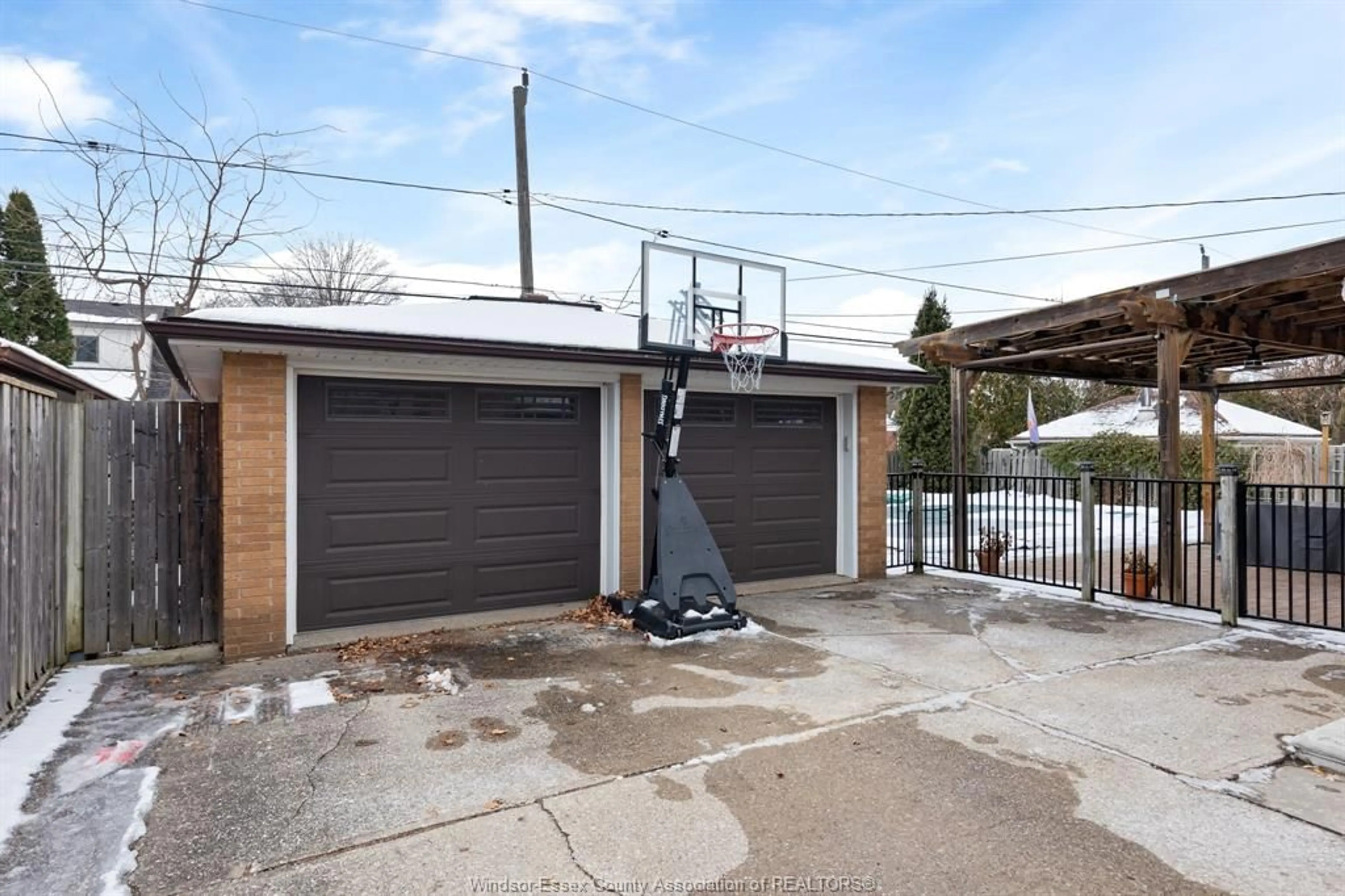 Indoor garage for 2733 MCKAY Ave, Windsor Ontario N9E 2P7