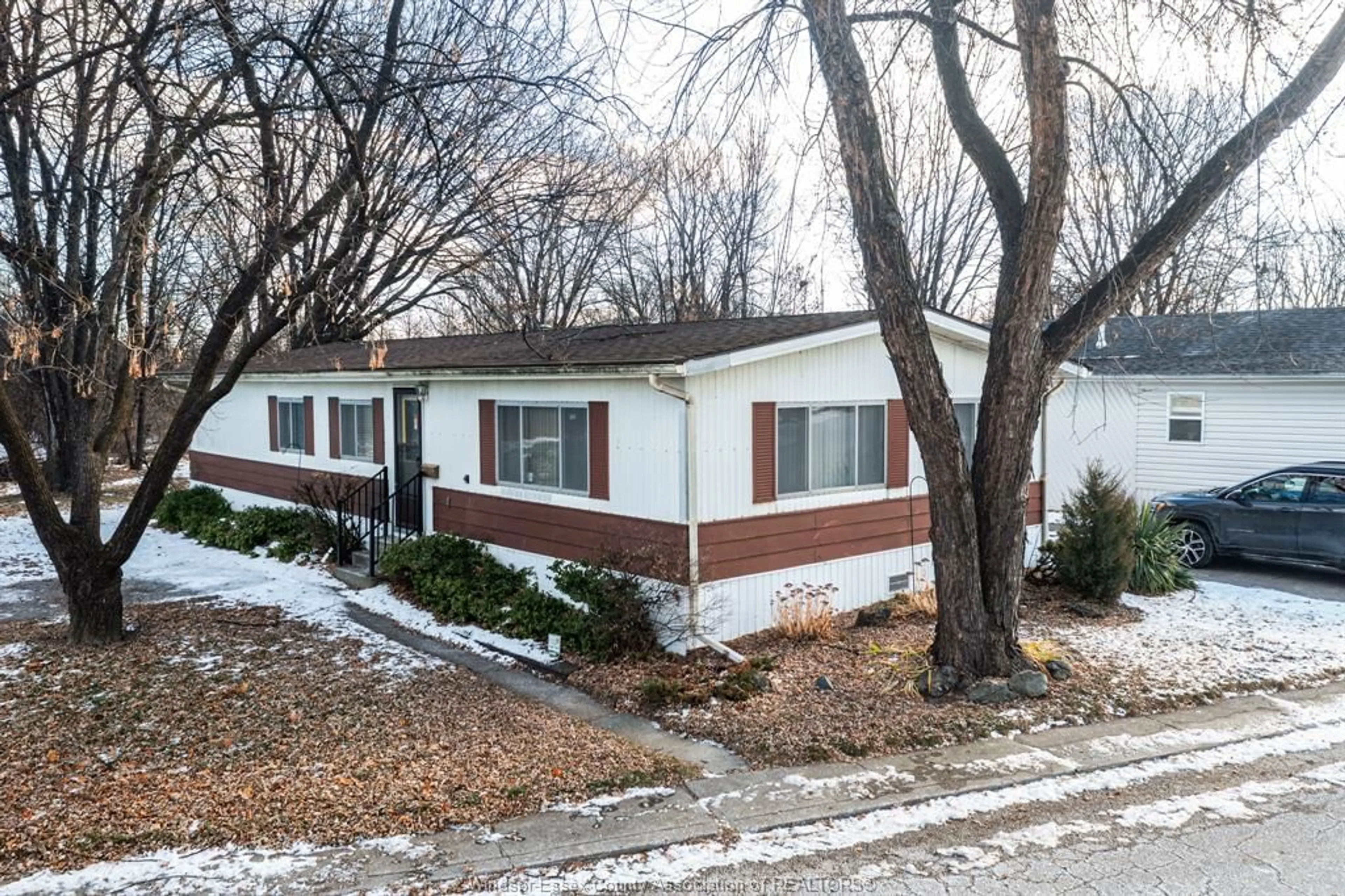 Home with vinyl exterior material, street for 150 MICHAEL, Lakeshore Ontario N8N 2V7