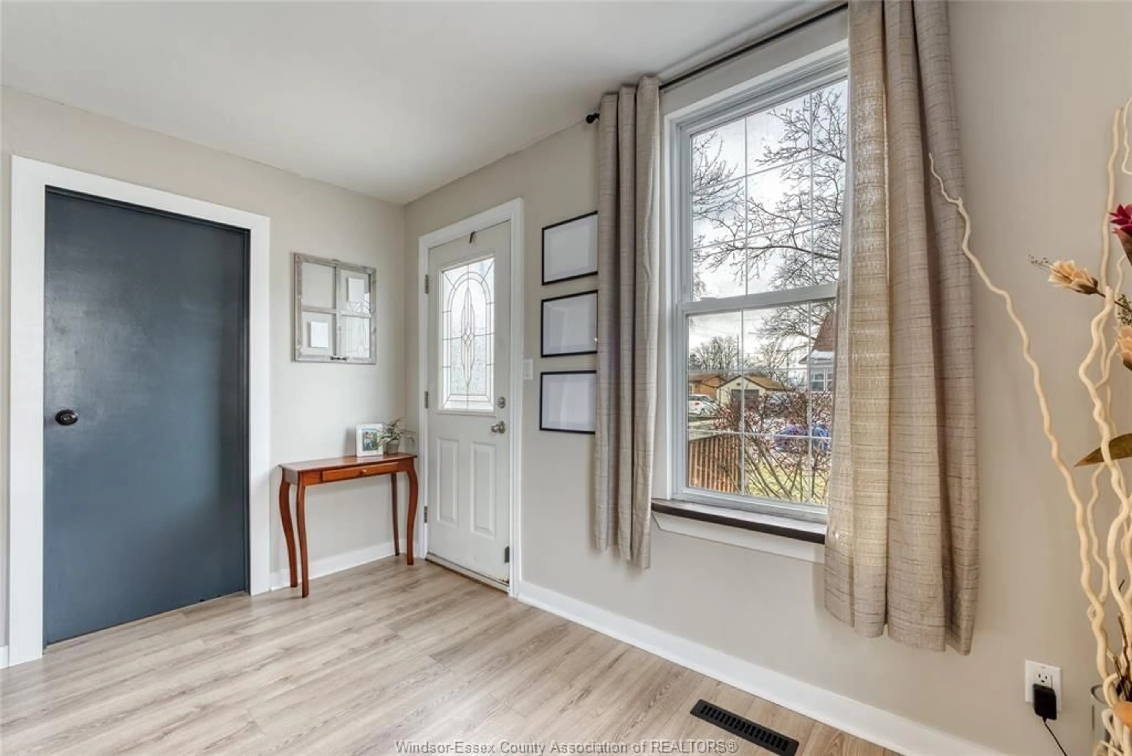 Indoor entryway for 75 ORANGE St, Leamington Ontario N8H 1P8