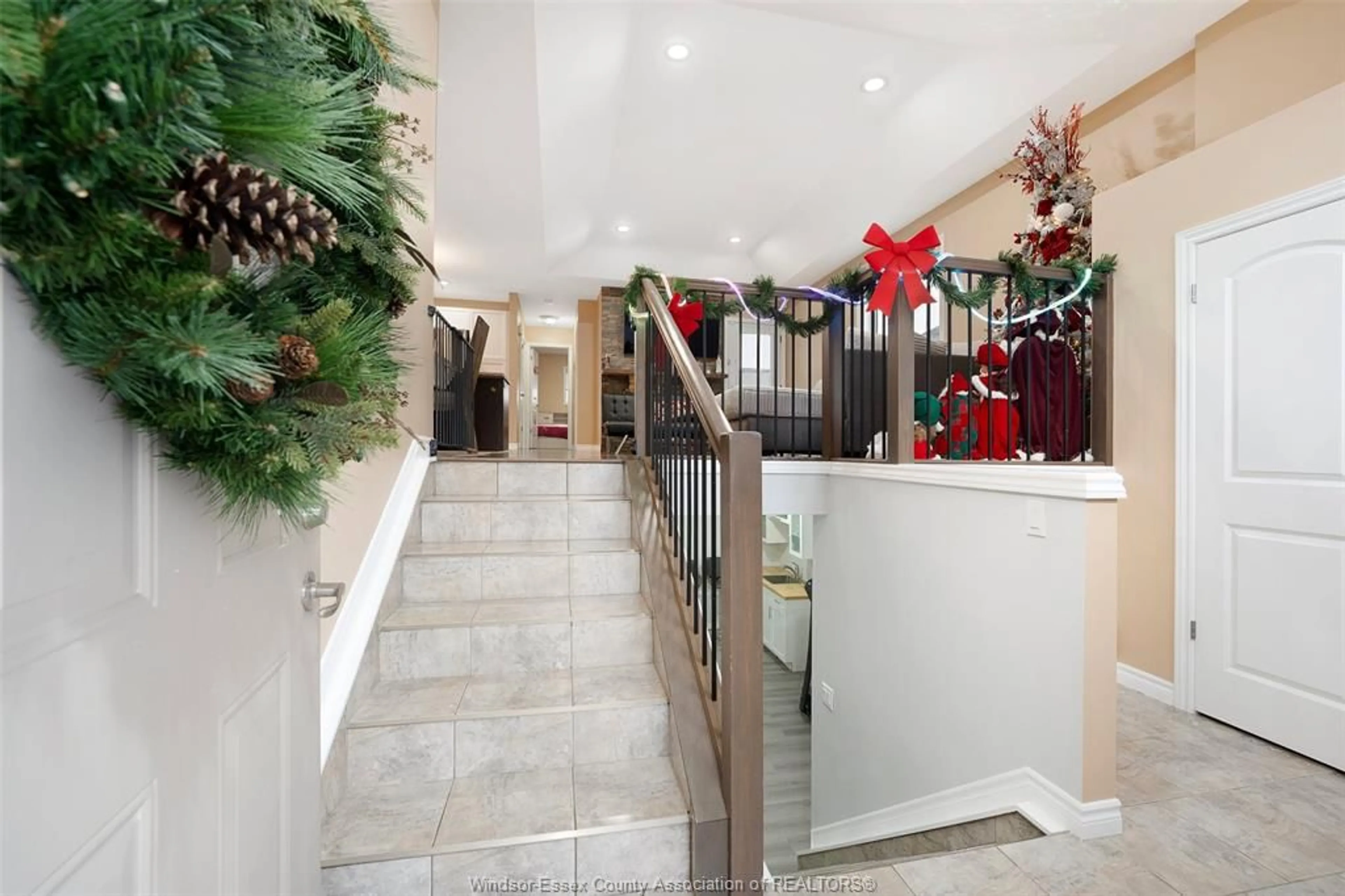 Indoor foyer for 3122 VIOLA Cres, Windsor Ontario N8N 0A1