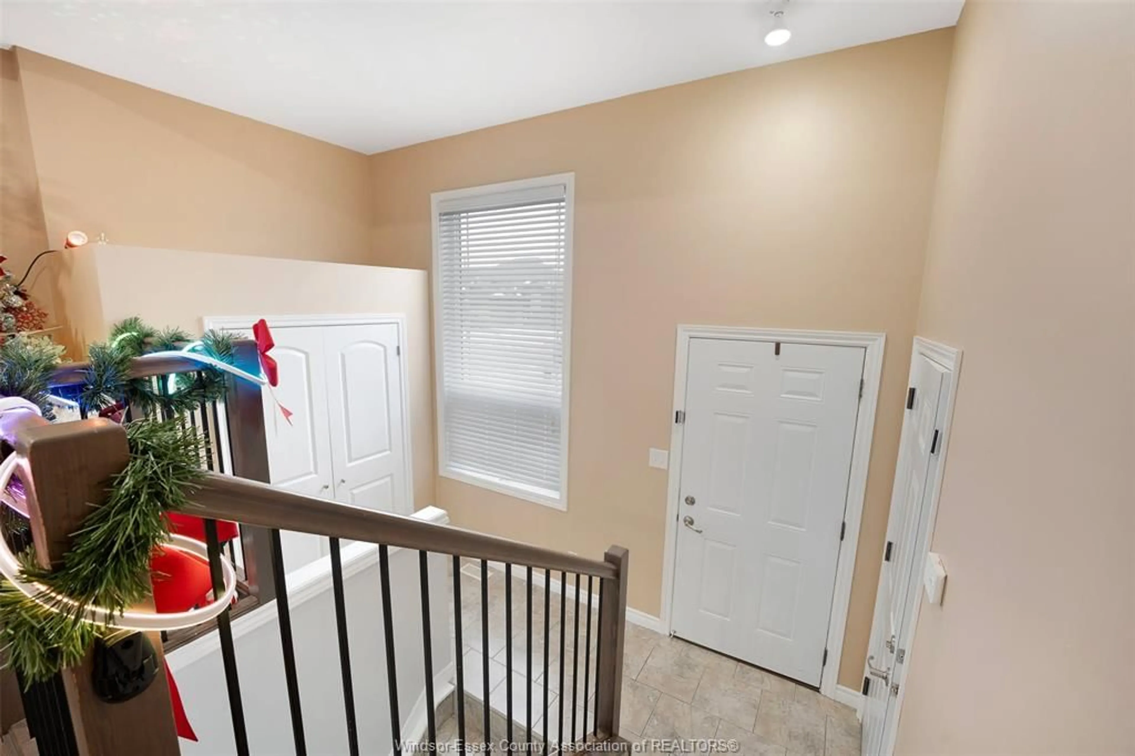 Indoor entryway for 3122 VIOLA Cres, Windsor Ontario N8N 0A1