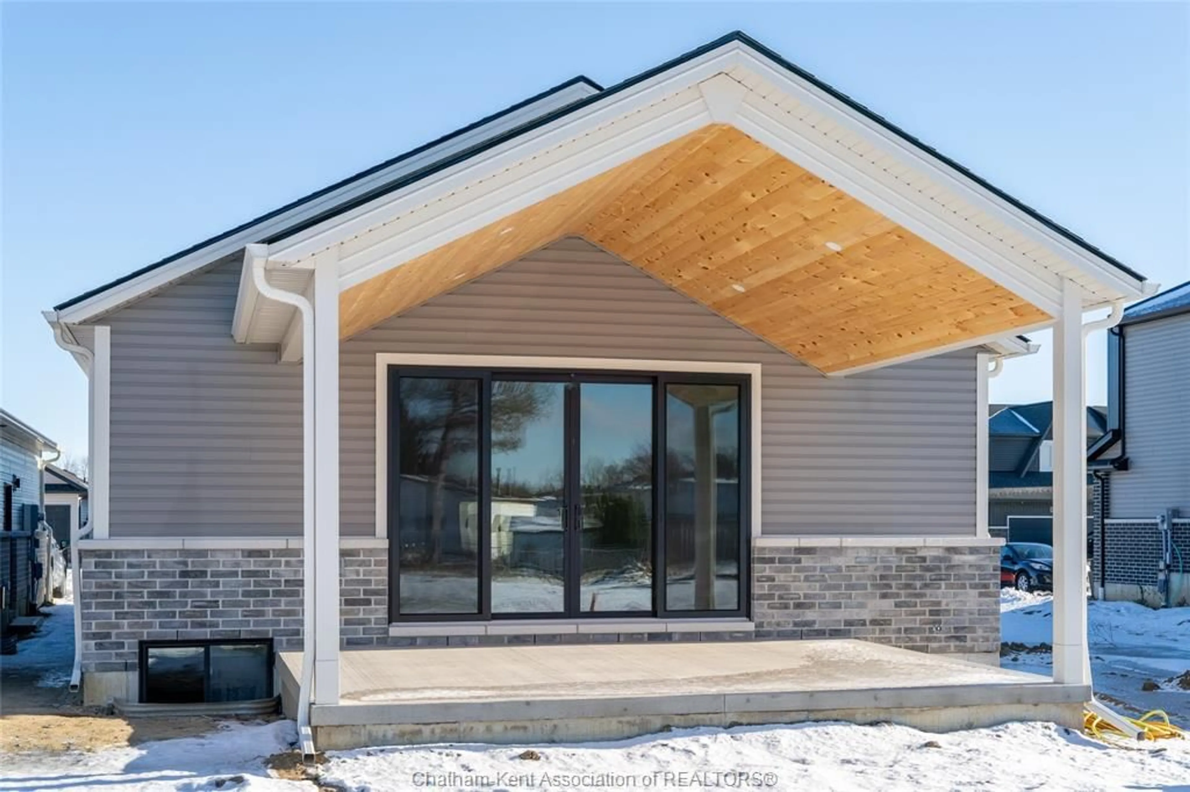 Home with vinyl exterior material, building for 130 Cabot Trail, Chatham Ontario N7L 0A3