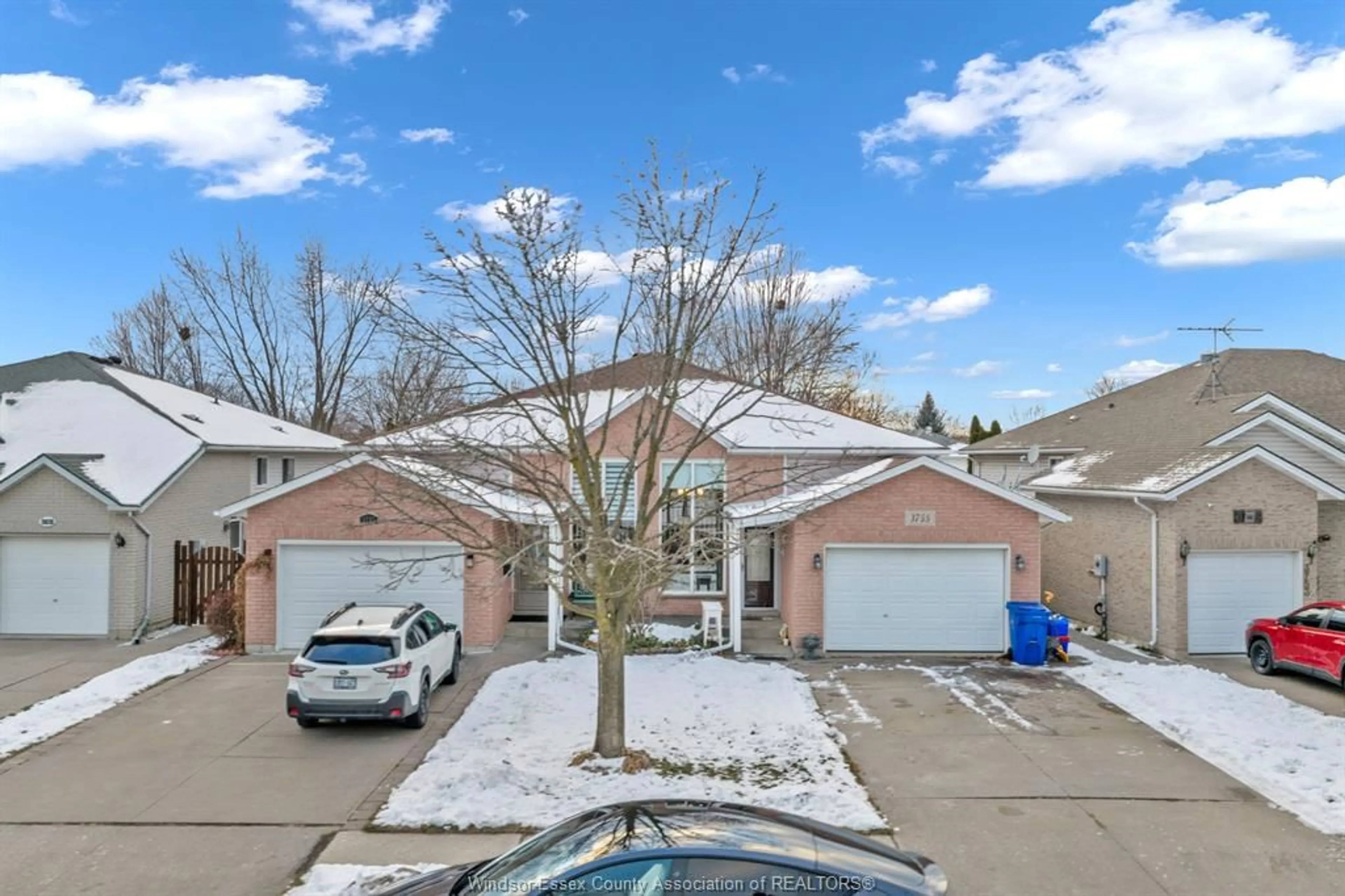 A pic from outside/outdoor area/front of a property/back of a property/a pic from drone, street for 3755 HOLBURN, Windsor Ontario N9E 4S9