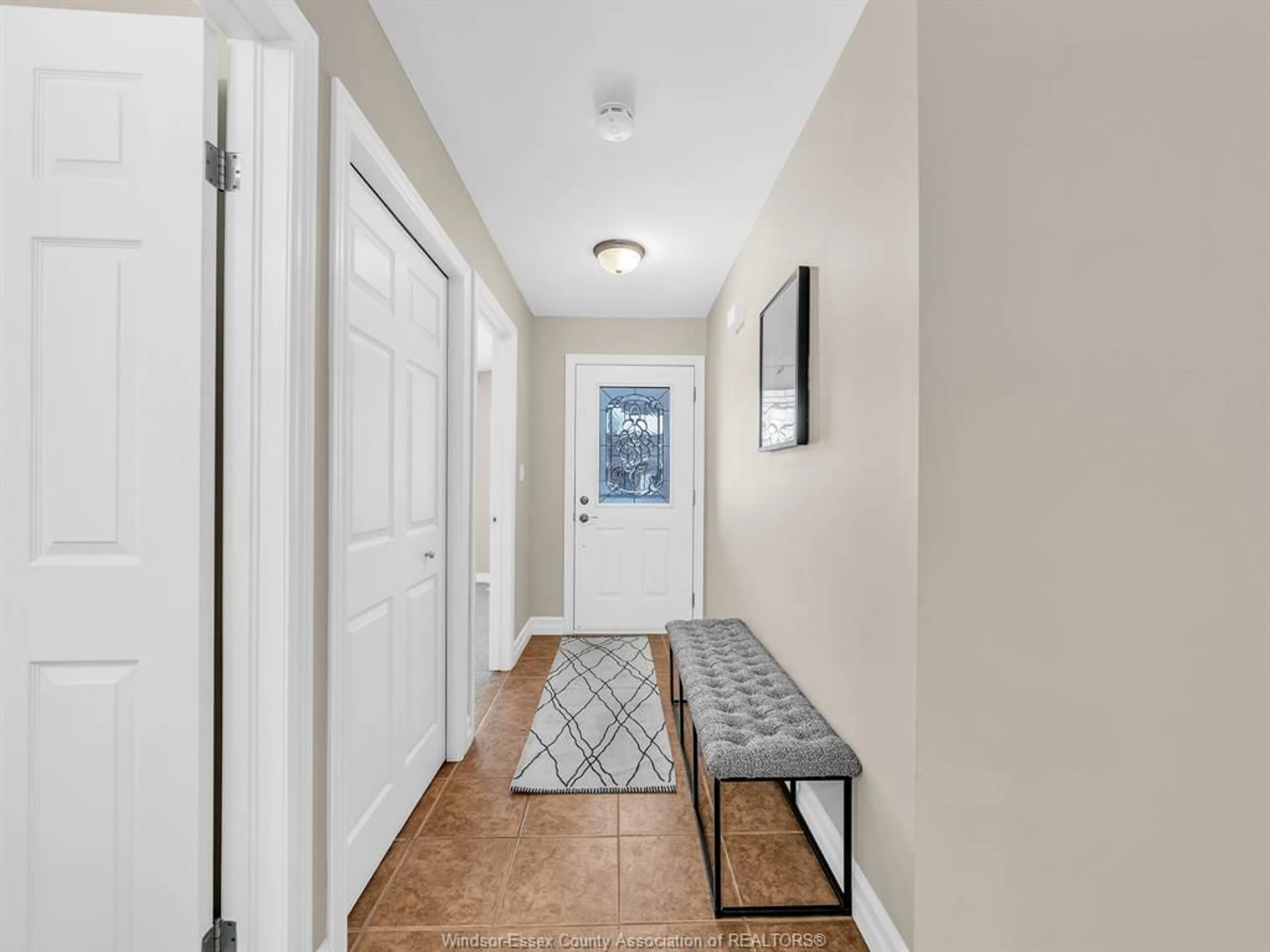 Indoor entryway for 1875 Chateau, Windsor Ontario N8P 1M6