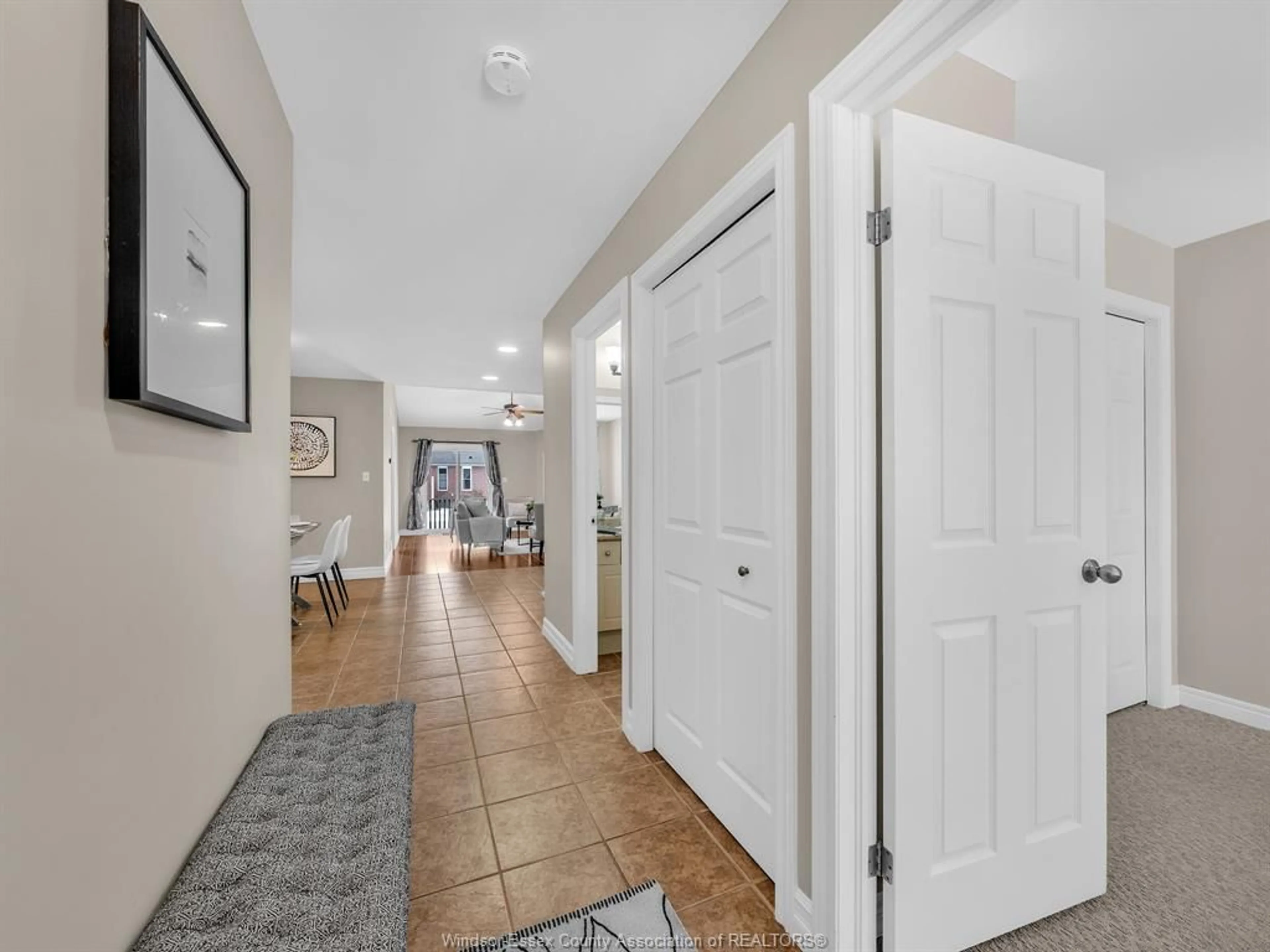 Indoor entryway for 1875 Chateau, Windsor Ontario N8P 1M6