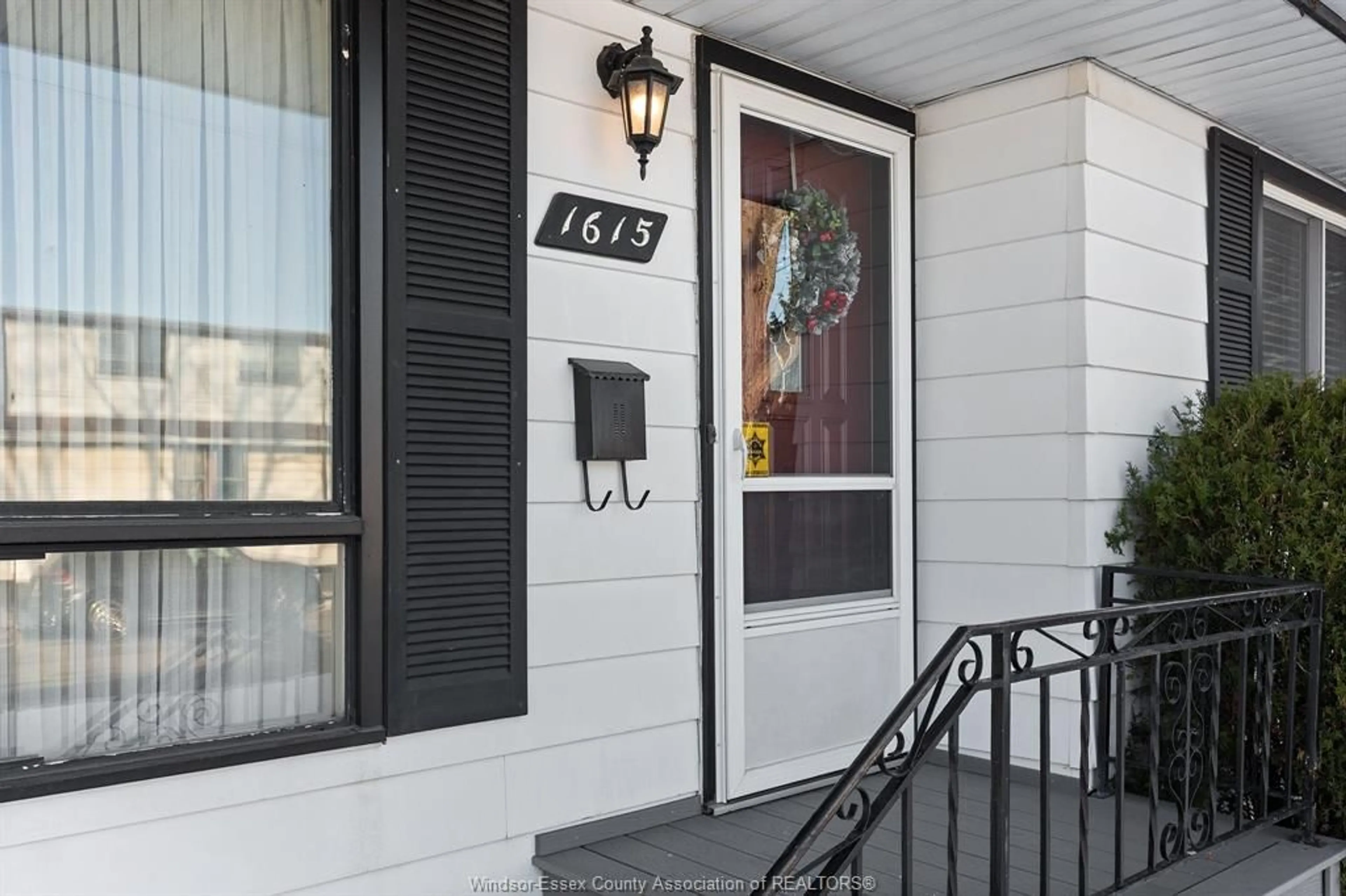 Indoor entryway for 1615 Leduc, Windsor Ontario N9B 1S9