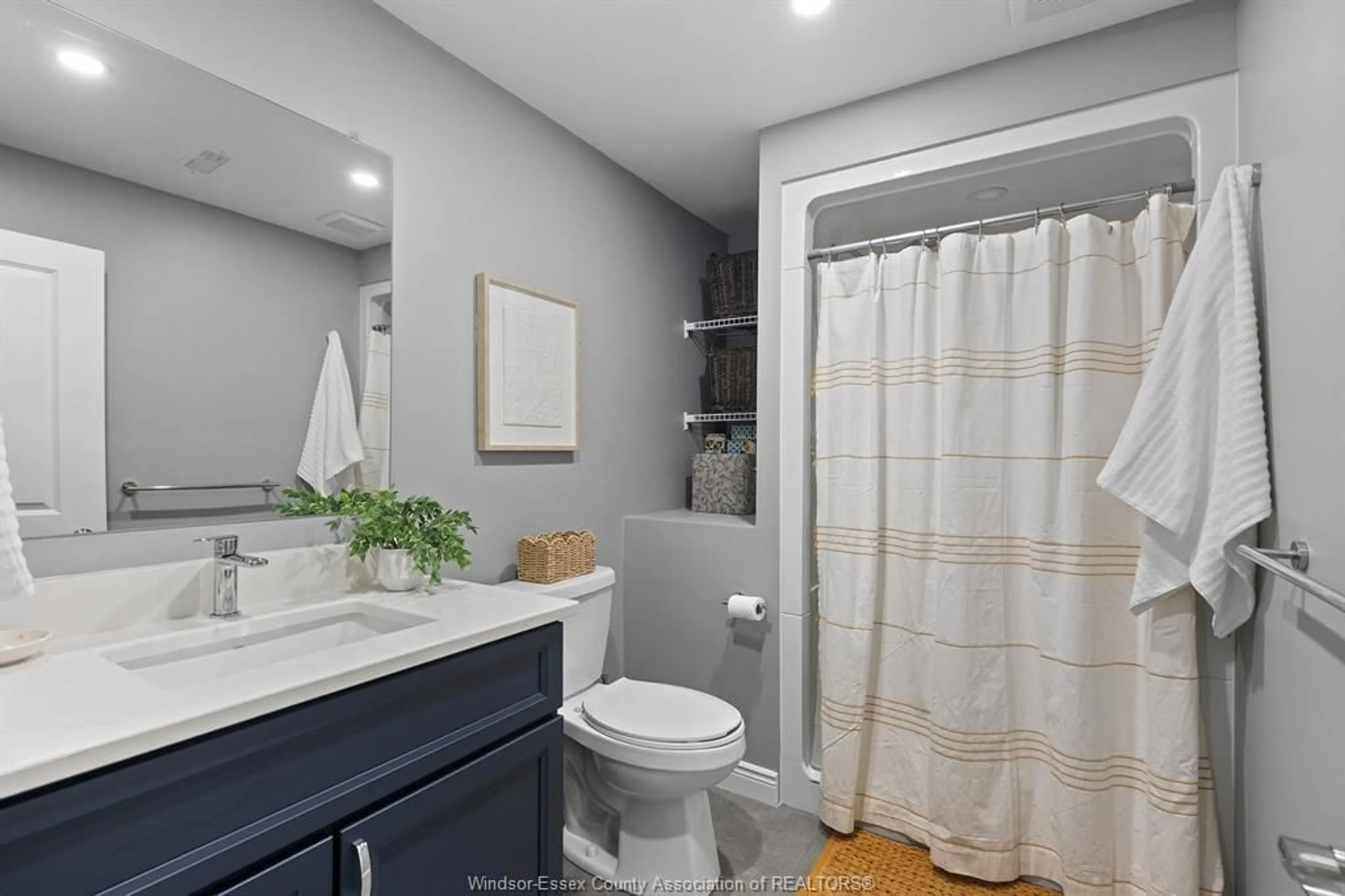 Standard bathroom, ceramic/tile floor for 159 MEADOWVIEW Ave, Amherstburg Ontario N9V 0E9