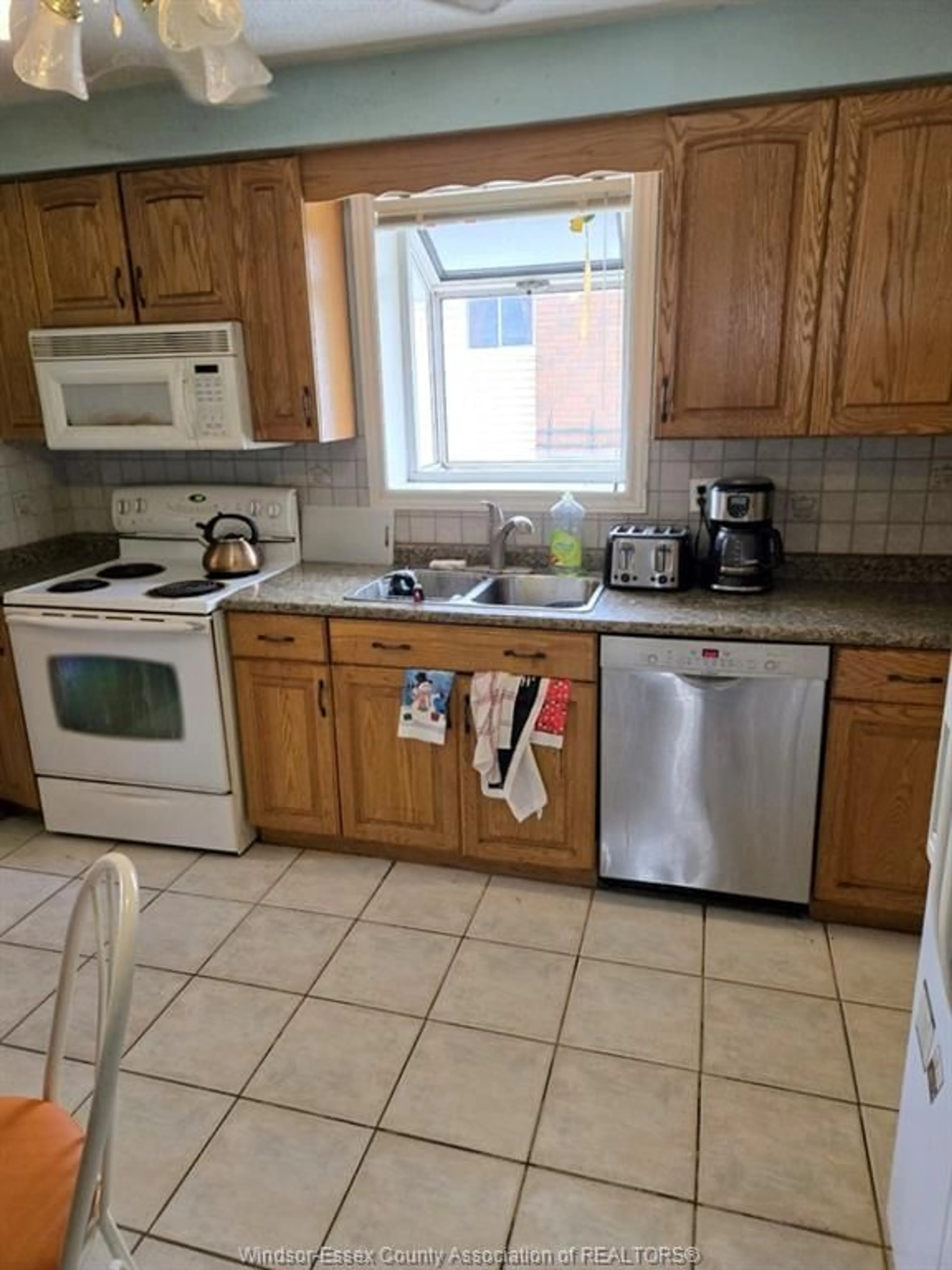 Standard kitchen, ceramic/tile floor for 285 BRIEN Ave, Essex Ontario N8M 2P7