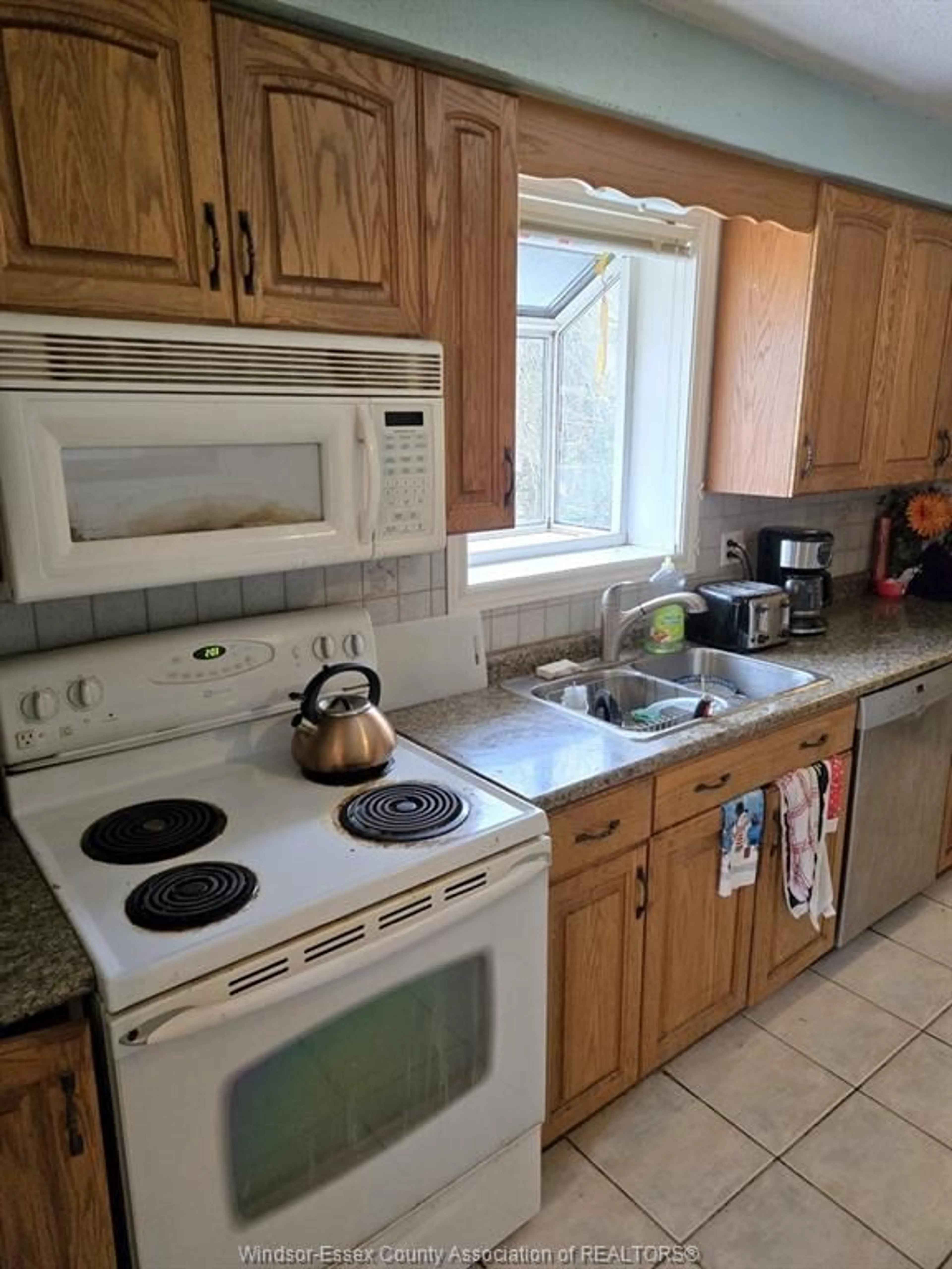 Standard kitchen, ceramic/tile floor for 285 BRIEN Ave, Essex Ontario N8M 2P7