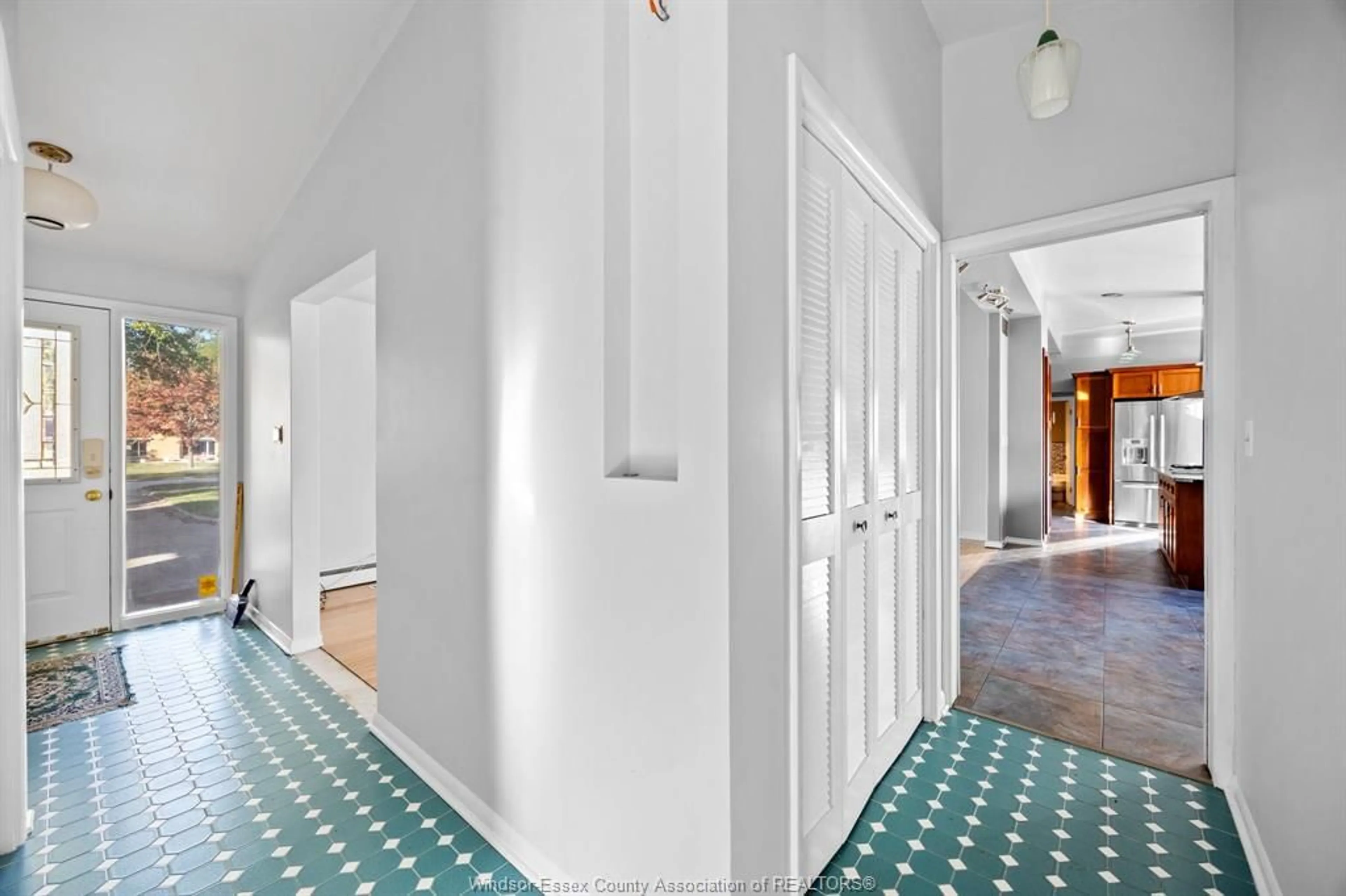 Indoor foyer for 3740 OUELLETTE, Windsor Ontario N9E 3M7