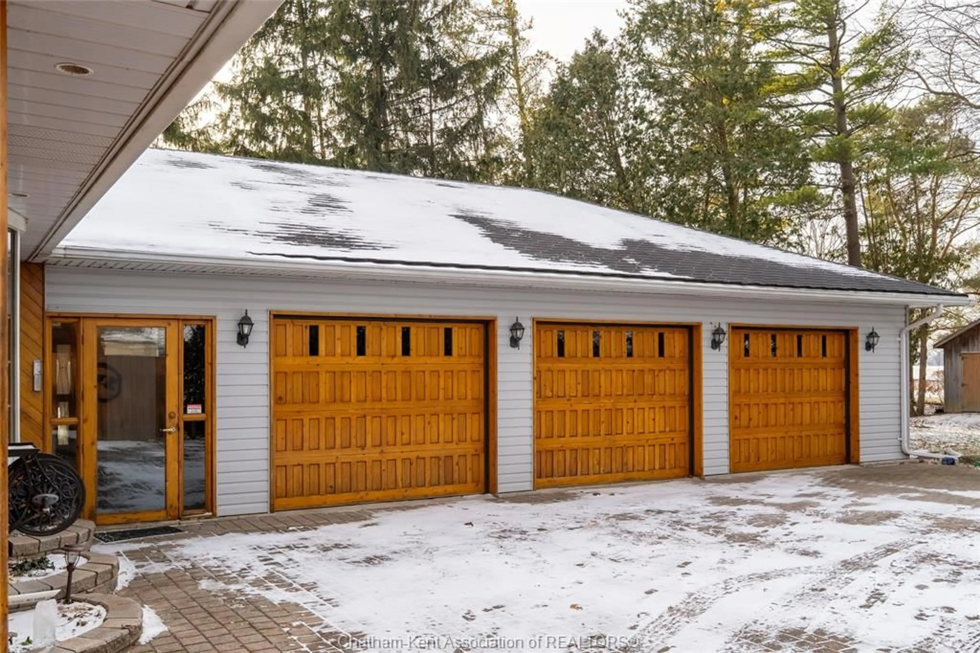 Indoor garage for 15 Detroit Dr, Chatham Ontario N7M 2M2