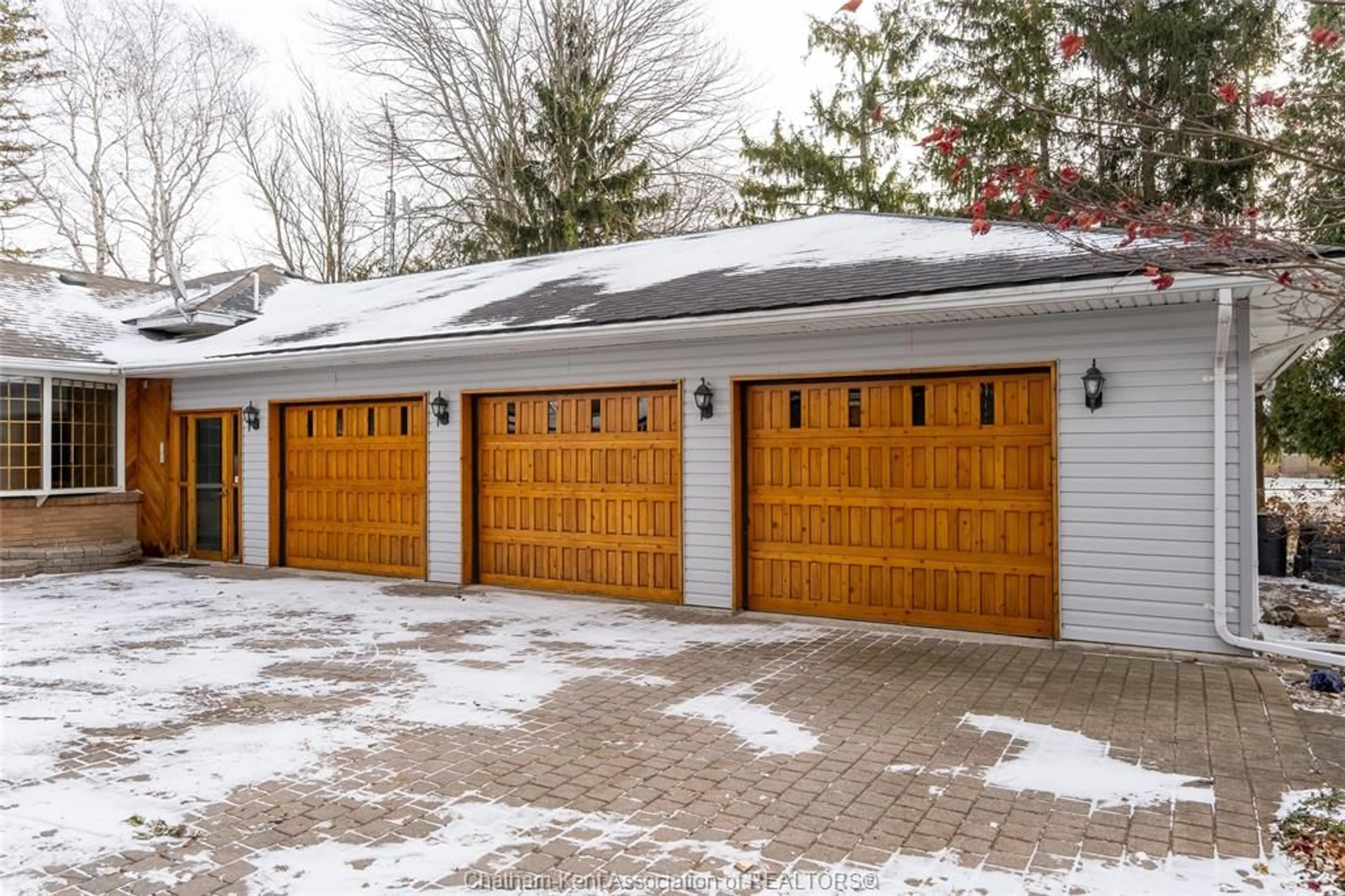 Indoor garage for 15 Detroit Dr, Chatham Ontario N7M 2M2