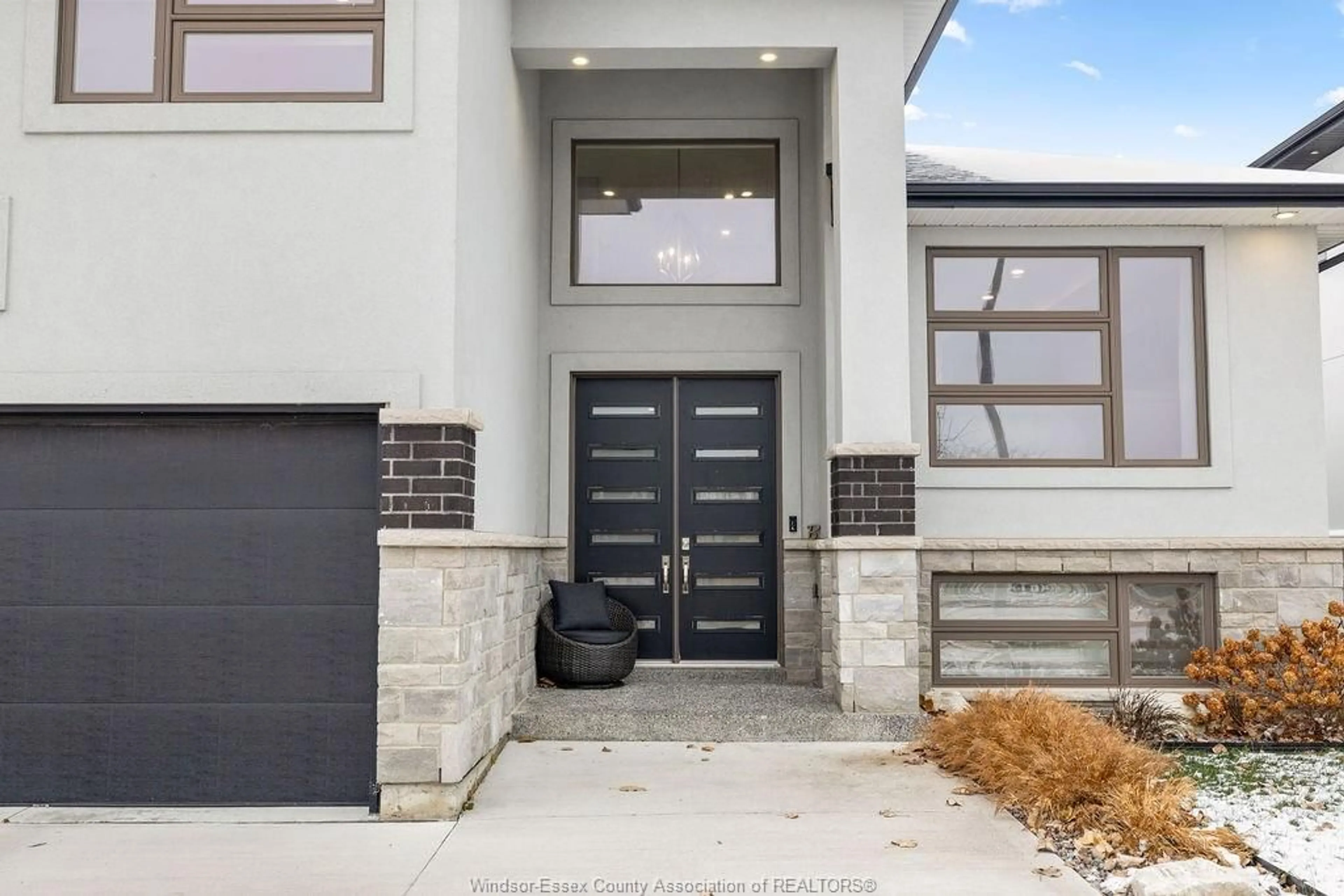 Indoor entryway for 1003 CHATEAU Ave, Windsor Ontario N8P 0E6