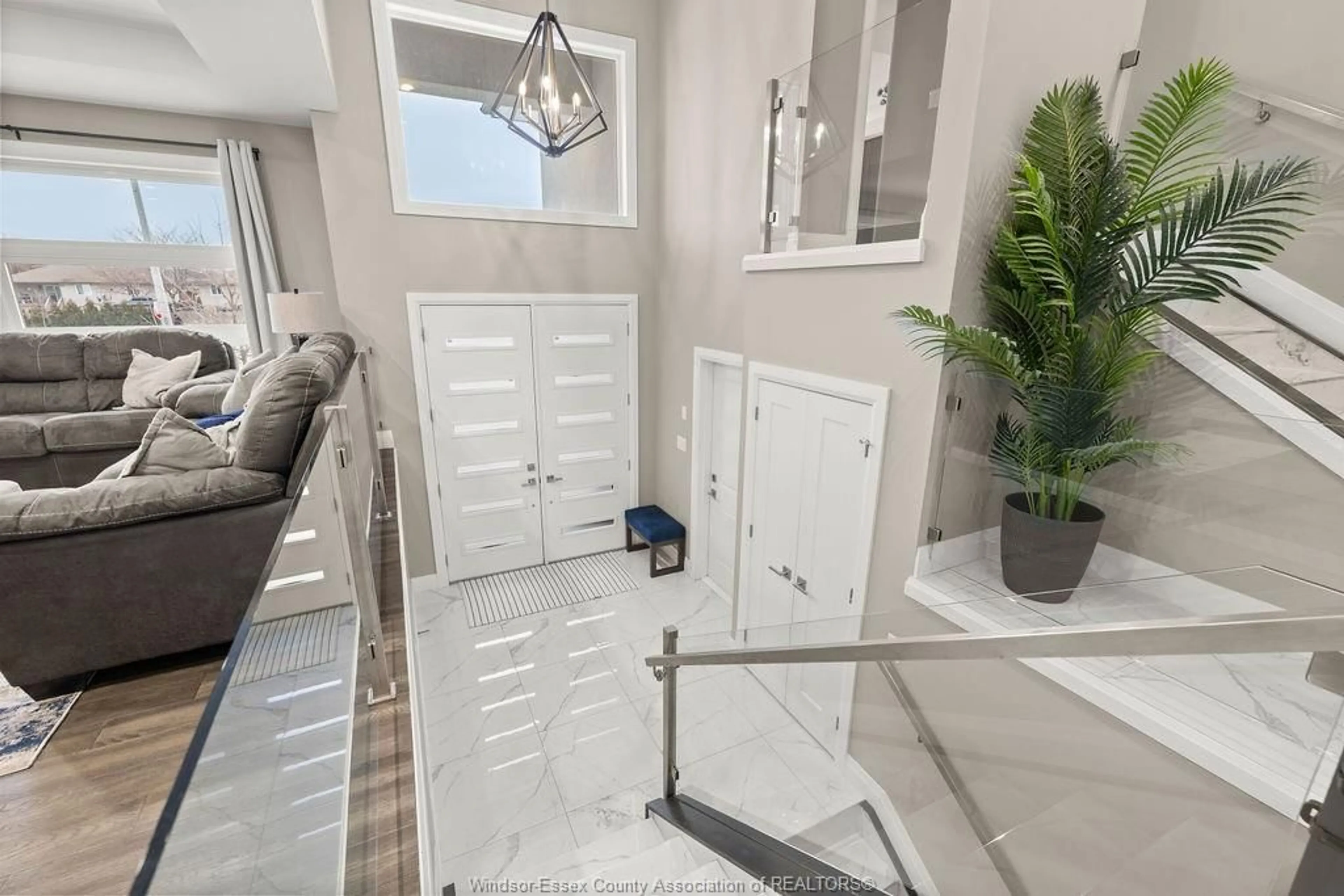 Indoor entryway for 1003 CHATEAU Ave, Windsor Ontario N8P 0E6