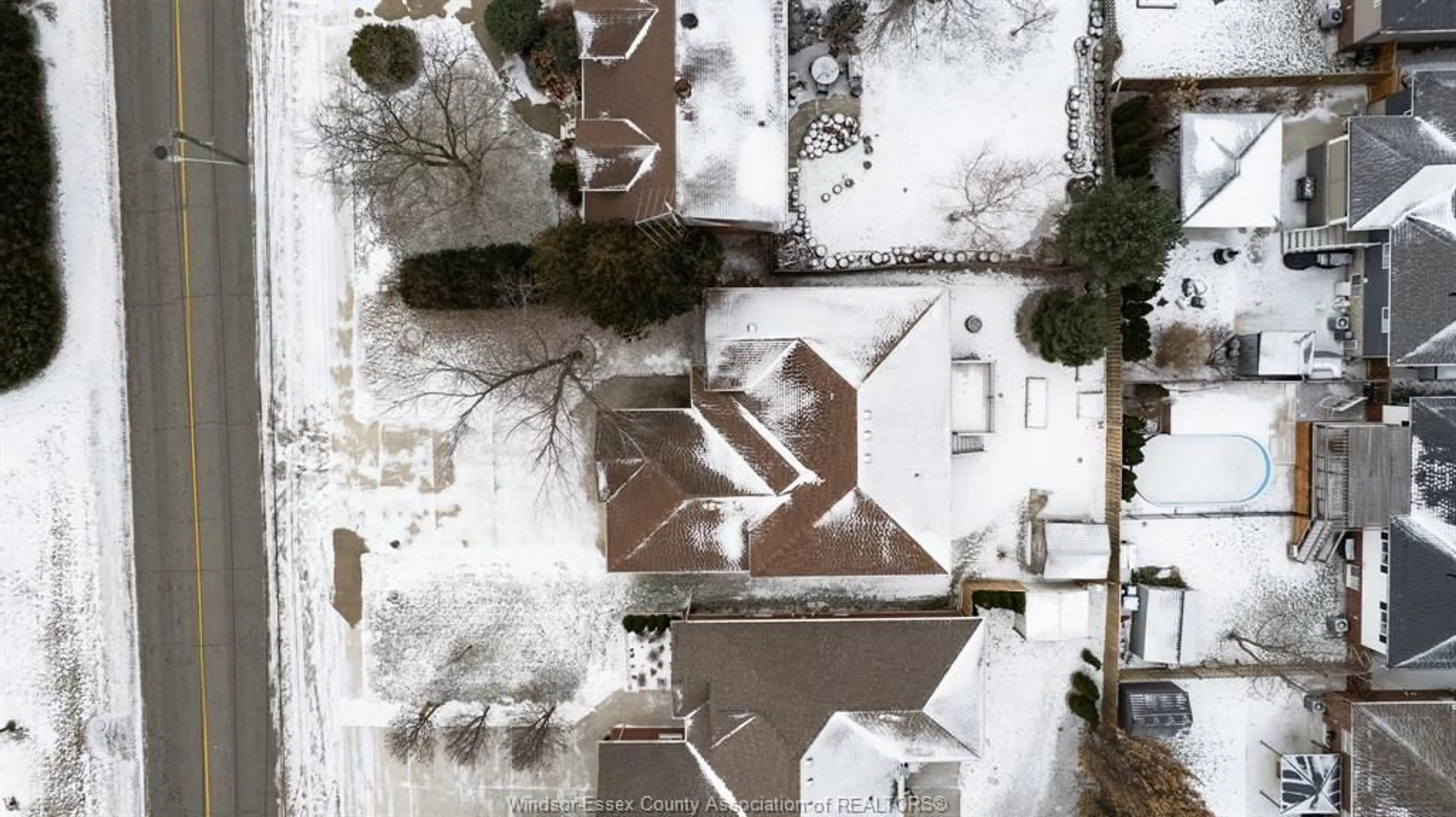 A pic from outside/outdoor area/front of a property/back of a property/a pic from drone, street for 151 MAIDSTONE Ave, Essex Ontario N8M 2J7