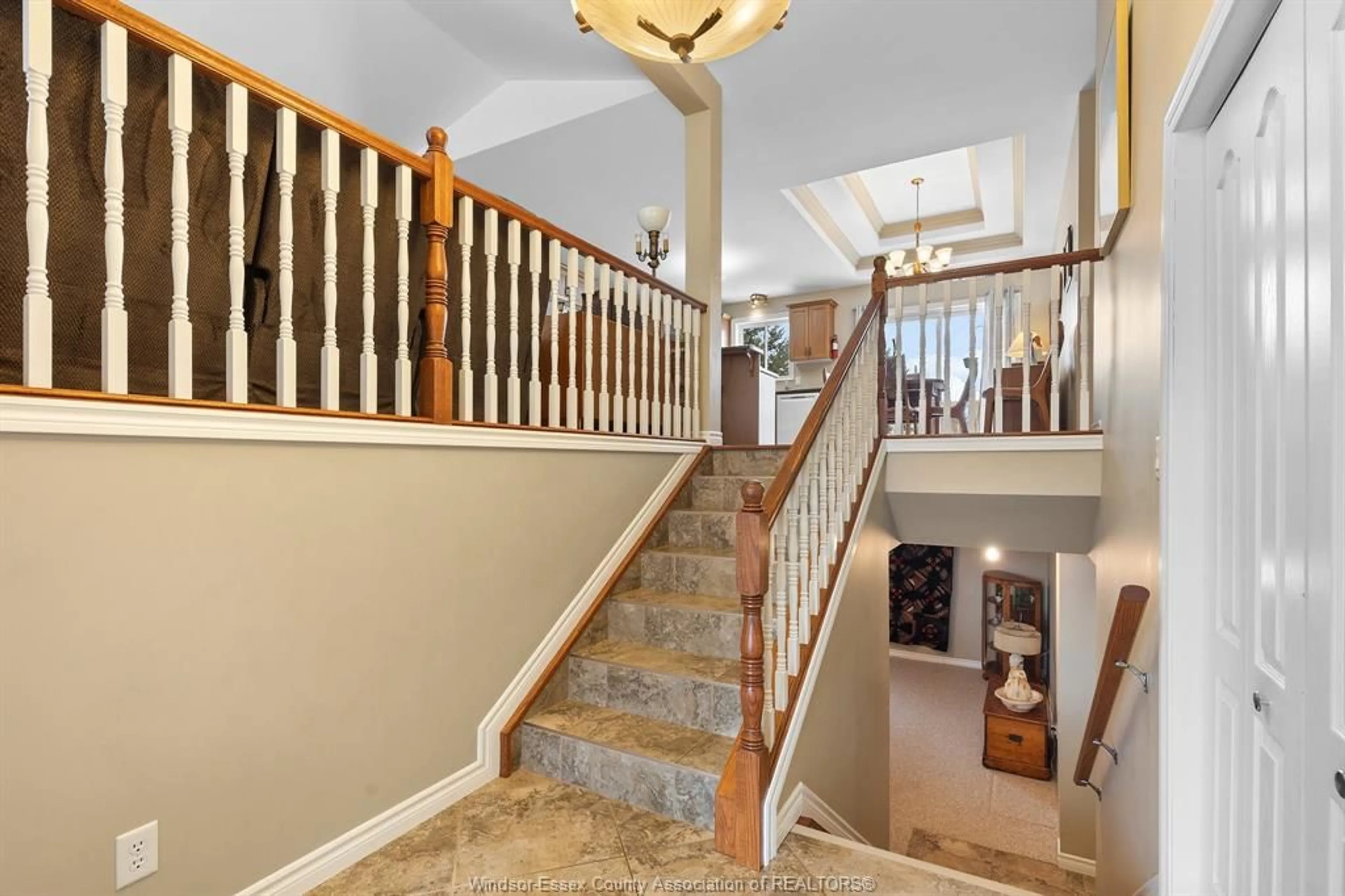 Indoor foyer for 151 MAIDSTONE Ave, Essex Ontario N8M 2J7