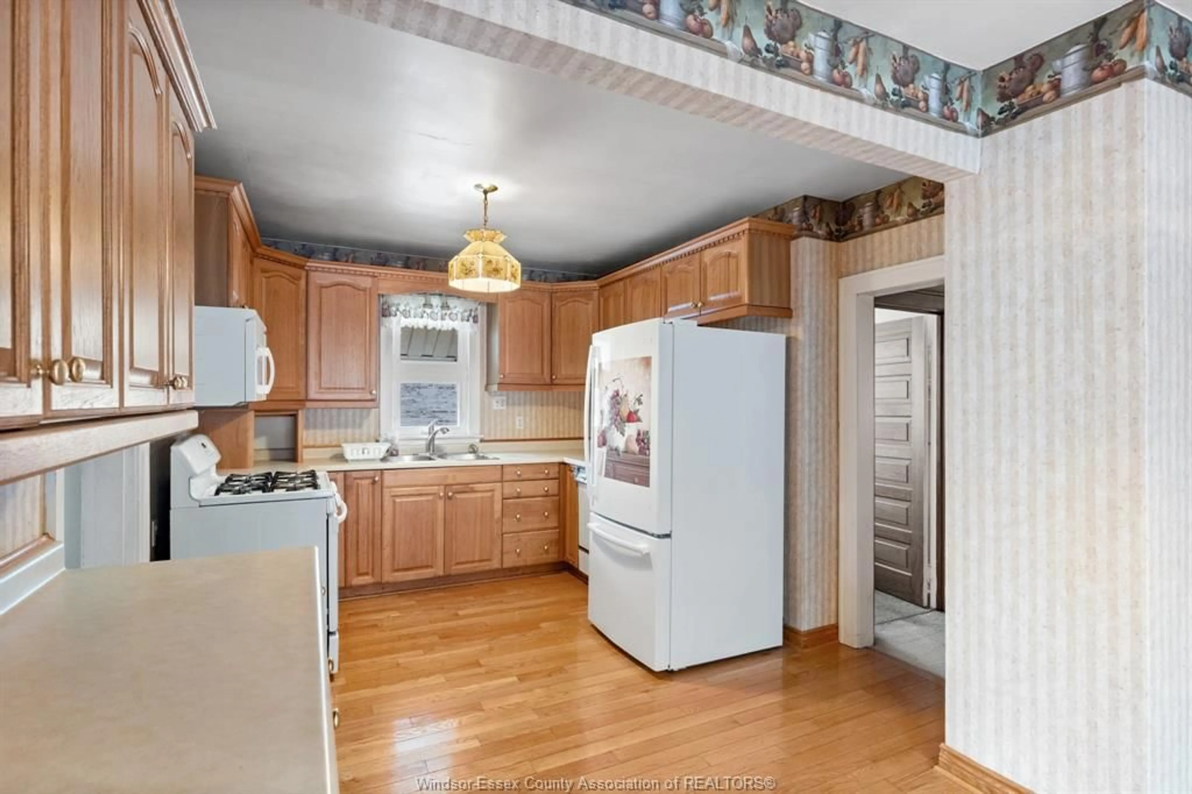 Standard kitchen, unknown for 424 County Rd 14, Kingsville Ontario N0R 1B0