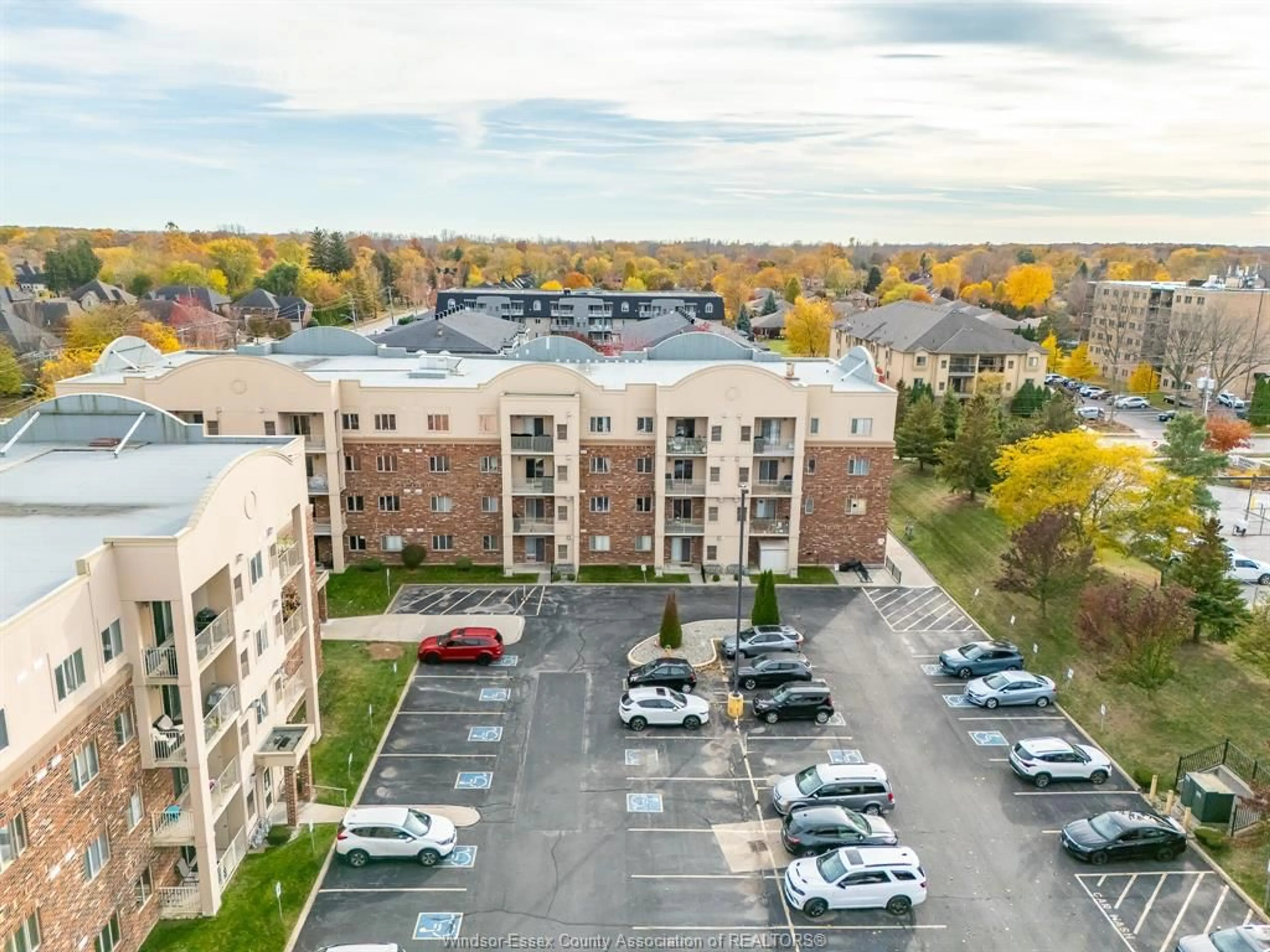 A pic from outside/outdoor area/front of a property/back of a property/a pic from drone, unknown for 5995 Ellis St, LaSalle Ontario N9H 2P1