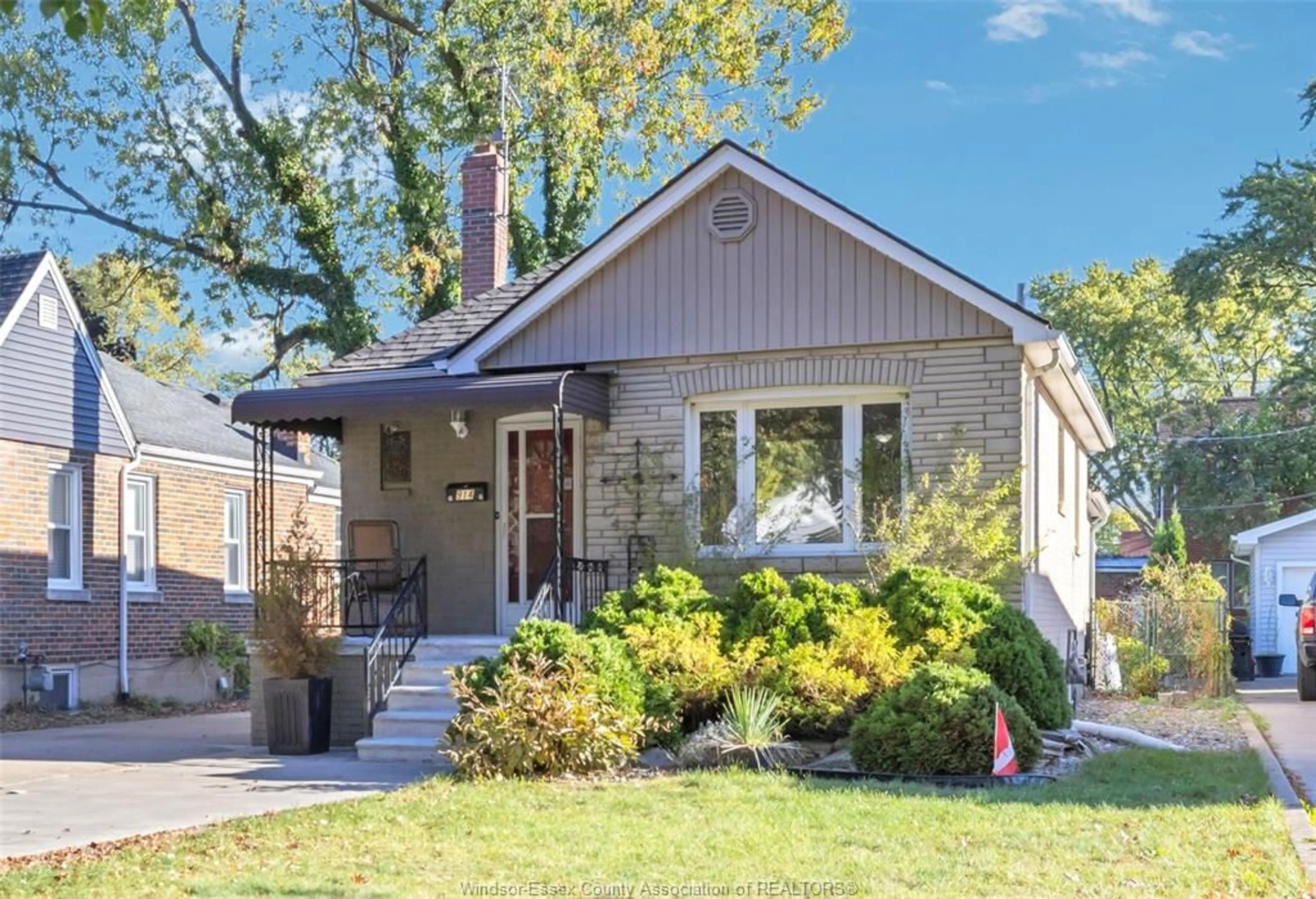 Home with brick exterior material, street for 914 THOMPSON Blvd, Windsor Ontario N8S 2G8