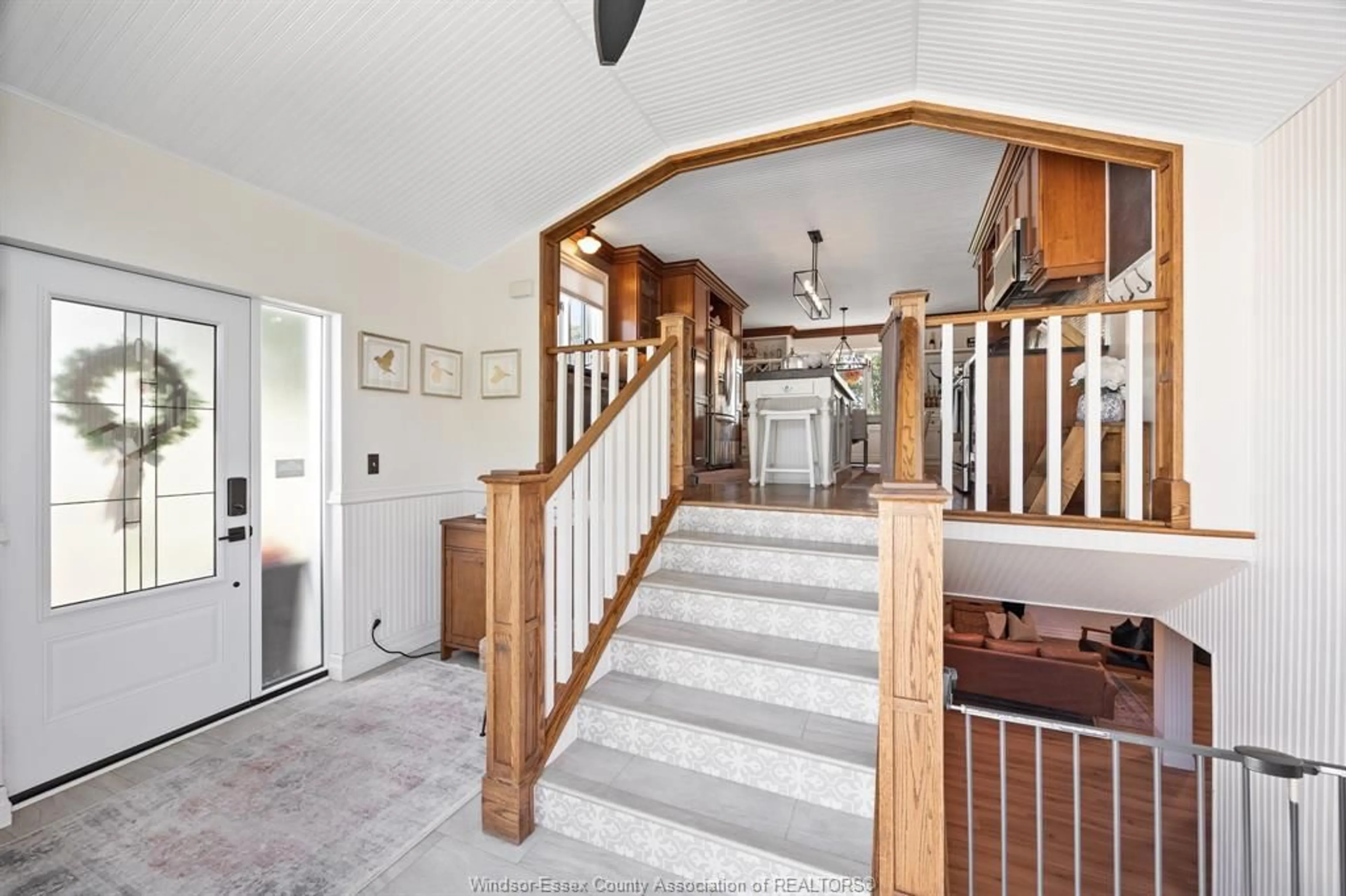 Indoor foyer for 8146 LAKESHORE RD 311, Staples Ontario N0P 2J0