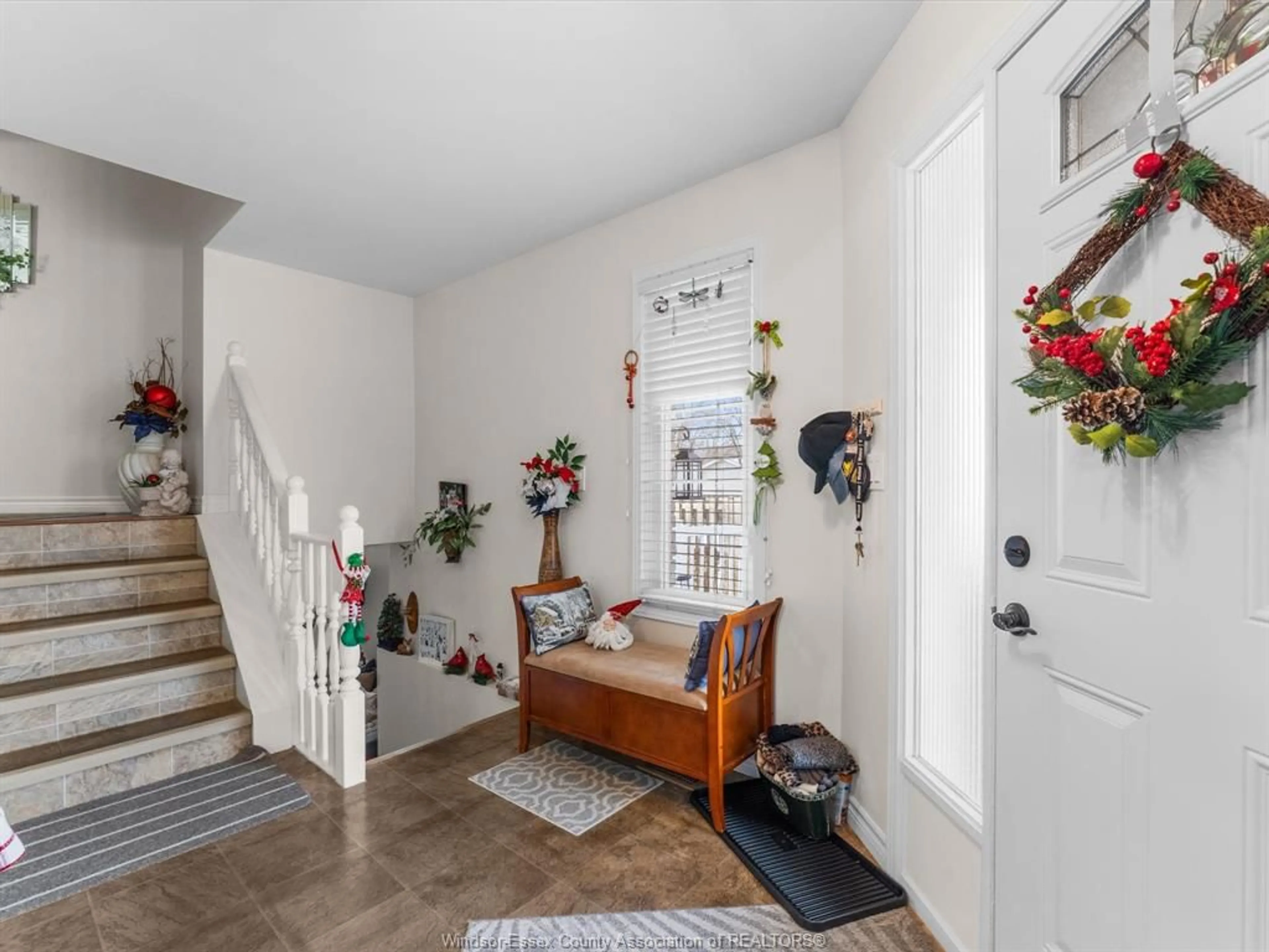 Indoor entryway for 3652 STEPHANIE Crt, Windsor Ontario N8W 5G5