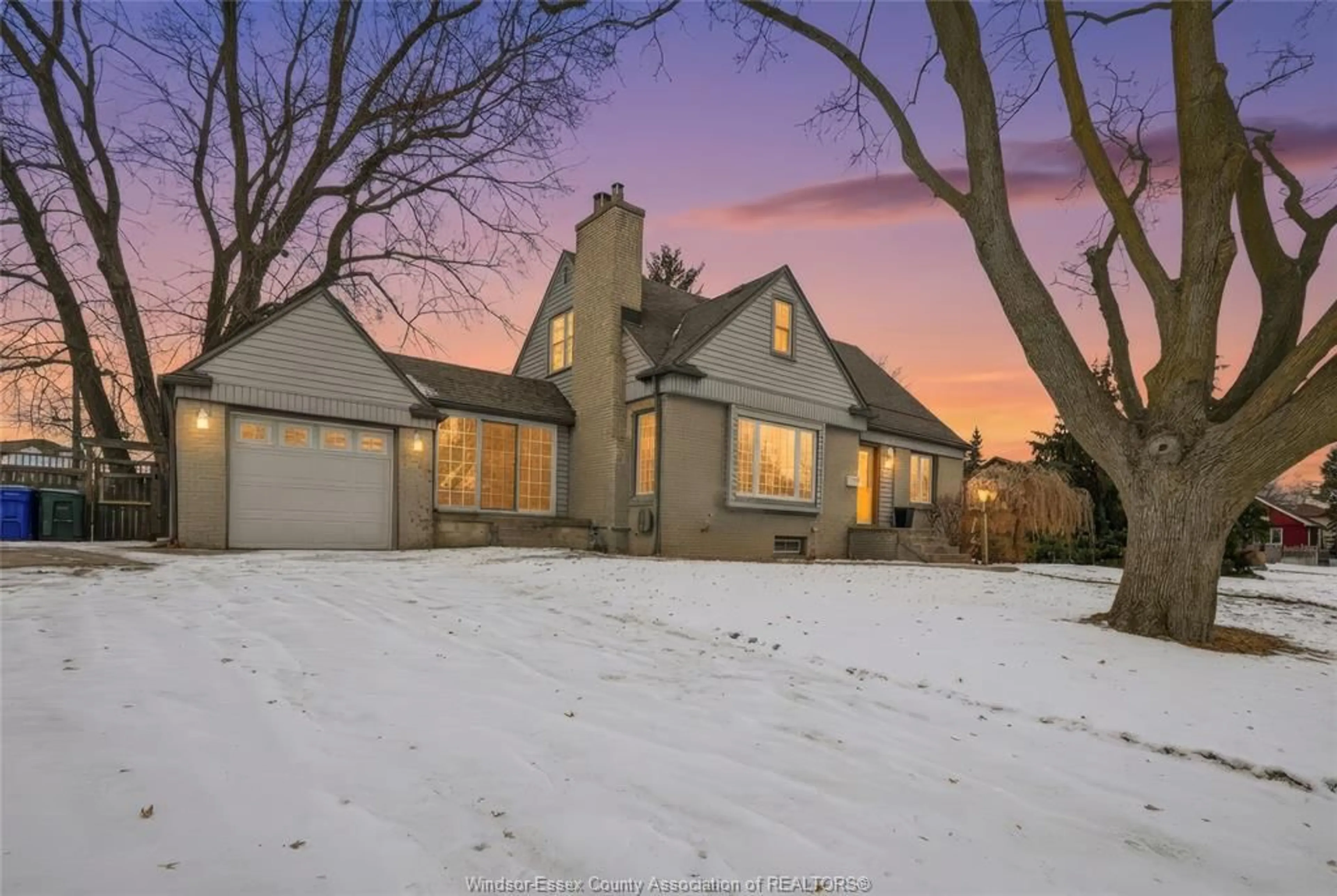 A pic from outside/outdoor area/front of a property/back of a property/a pic from drone, street for 2569 NORMAN Rd, Windsor Ontario N8T 1S8