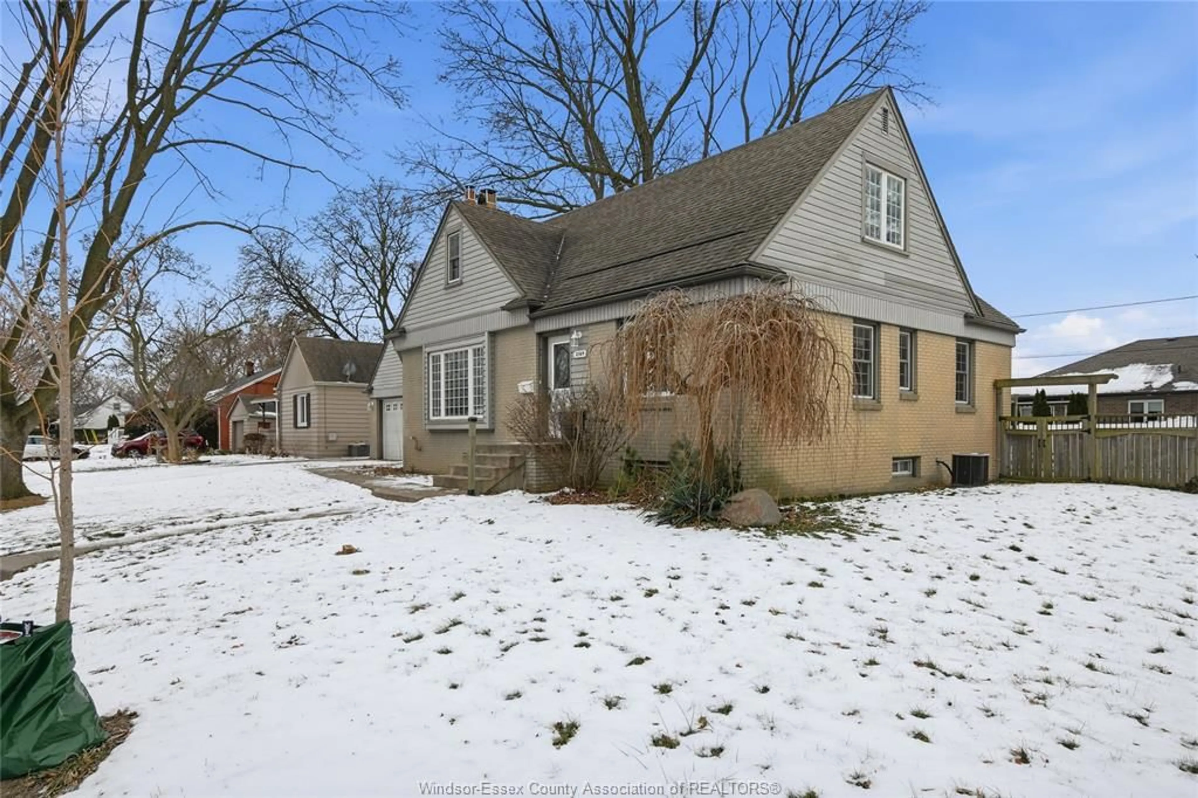 A pic from outside/outdoor area/front of a property/back of a property/a pic from drone, street for 2569 NORMAN Rd, Windsor Ontario N8T 1S8